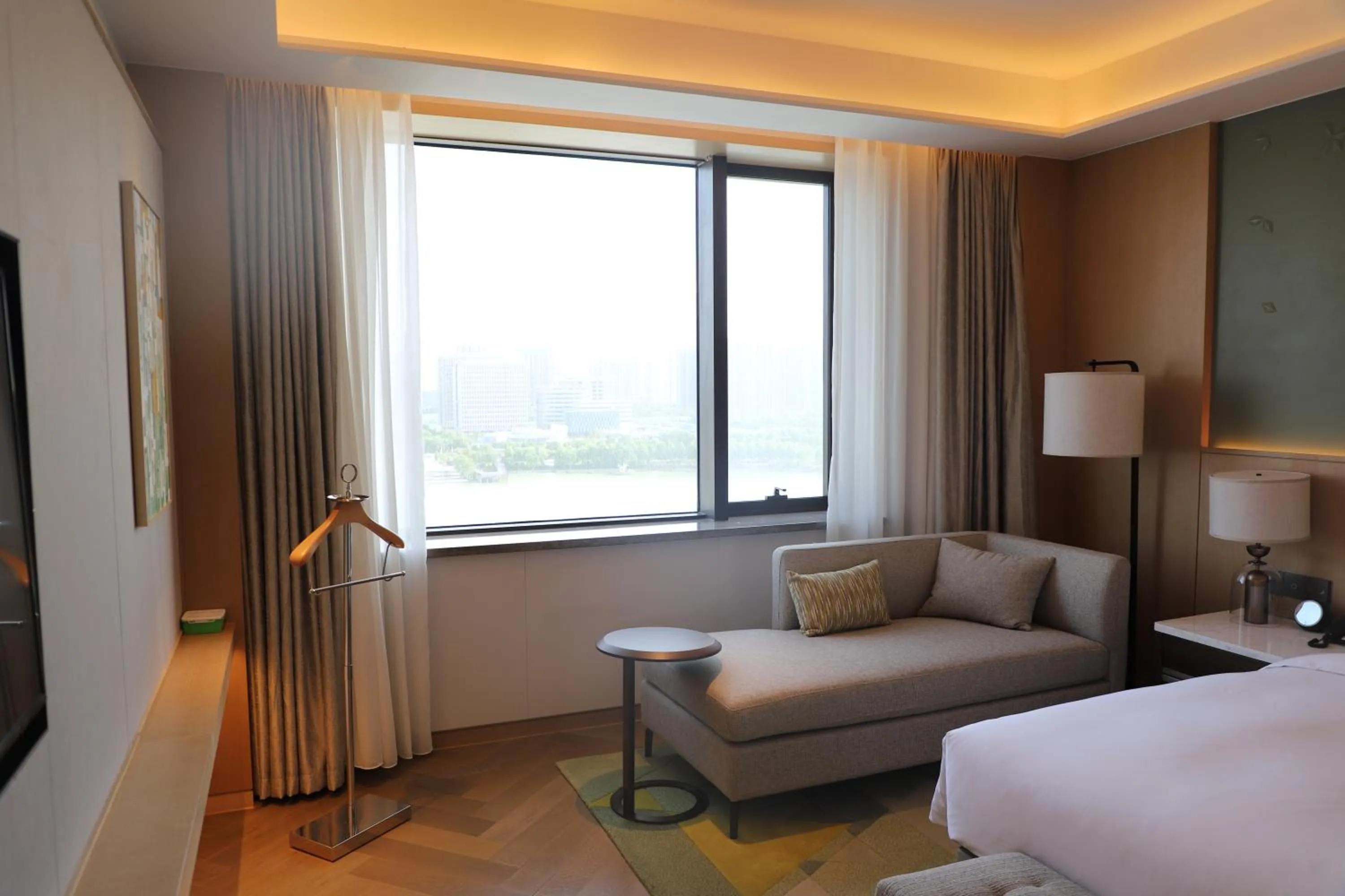 Lake view, Bed in Holiday Inn Zhengzhou High-Tech Zone by IHG