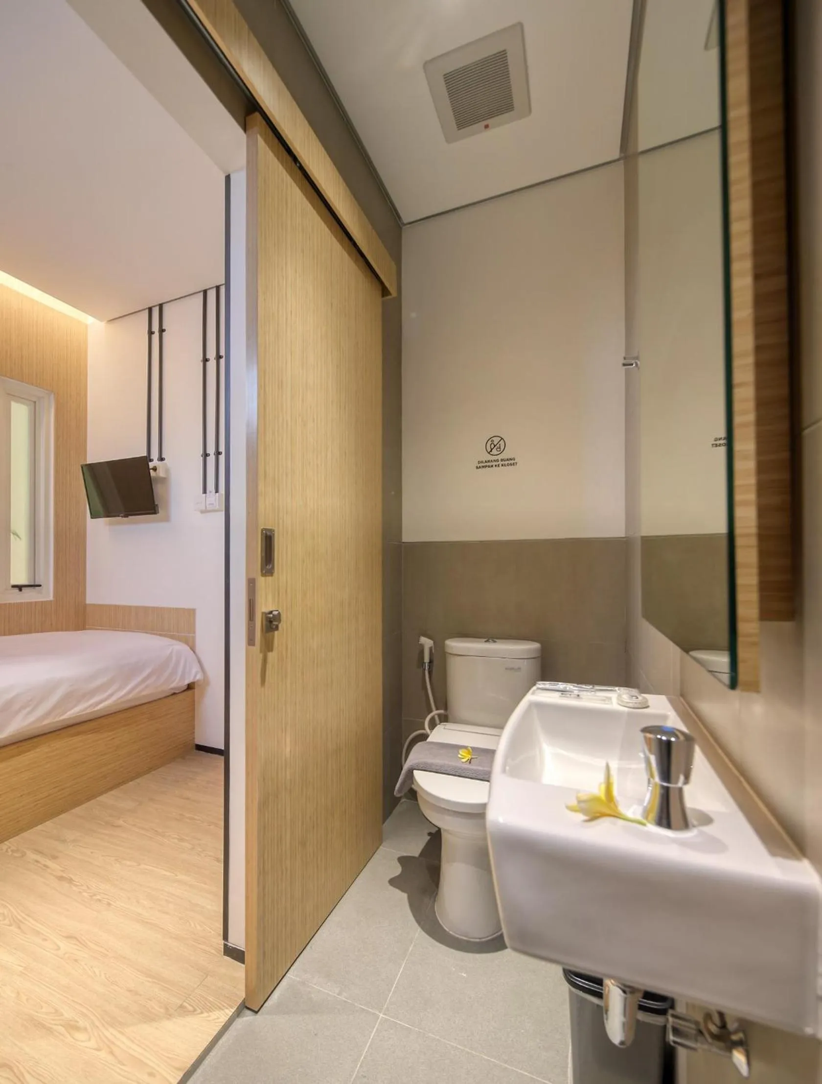 Bathroom, Bed in Cool Living