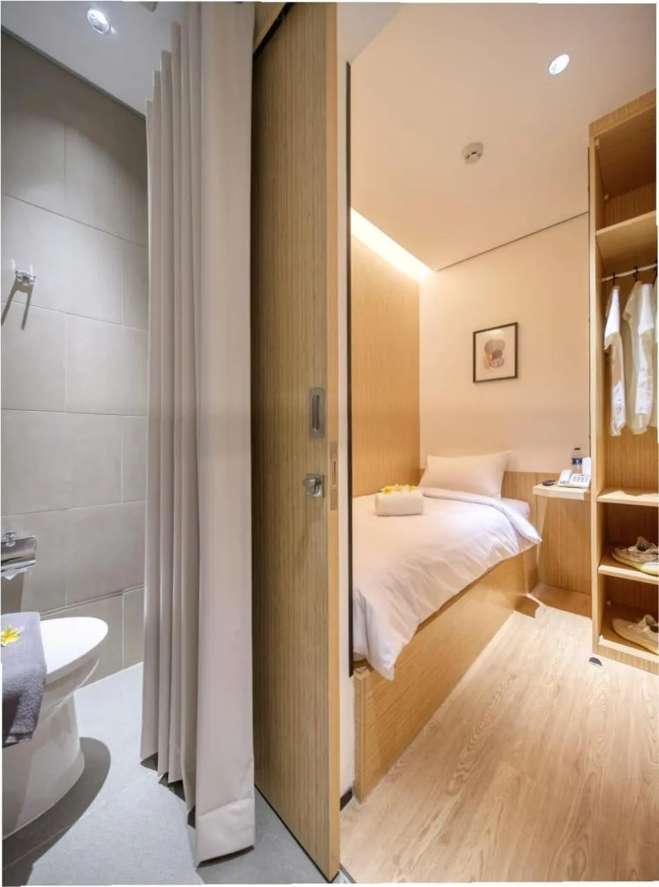 Bathroom, Bed in Cool Living