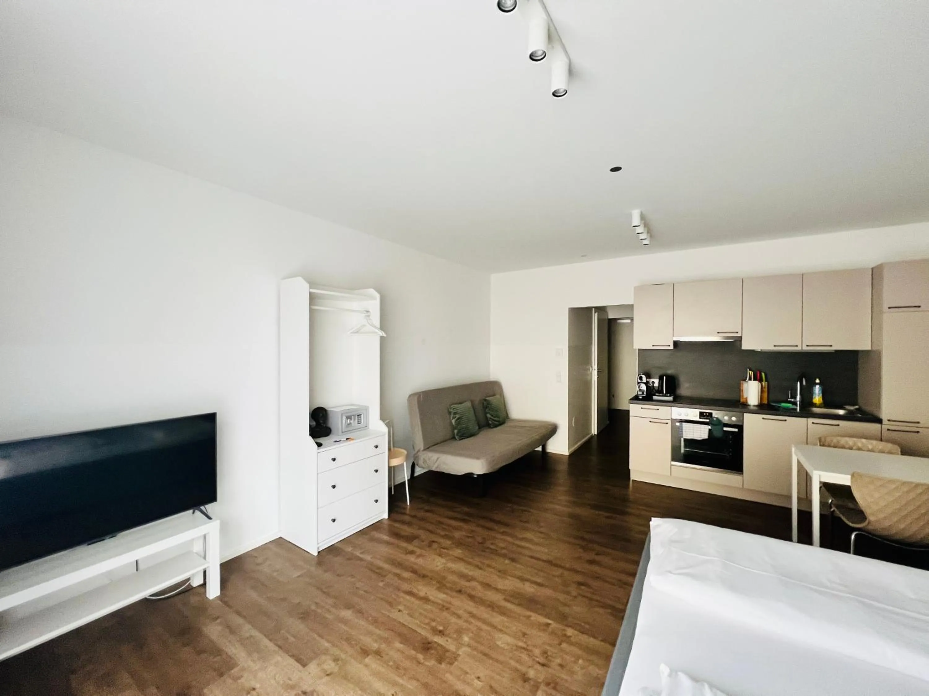 TV and multimedia in APSTAY Eggenberg I Self Check-in I Parking option