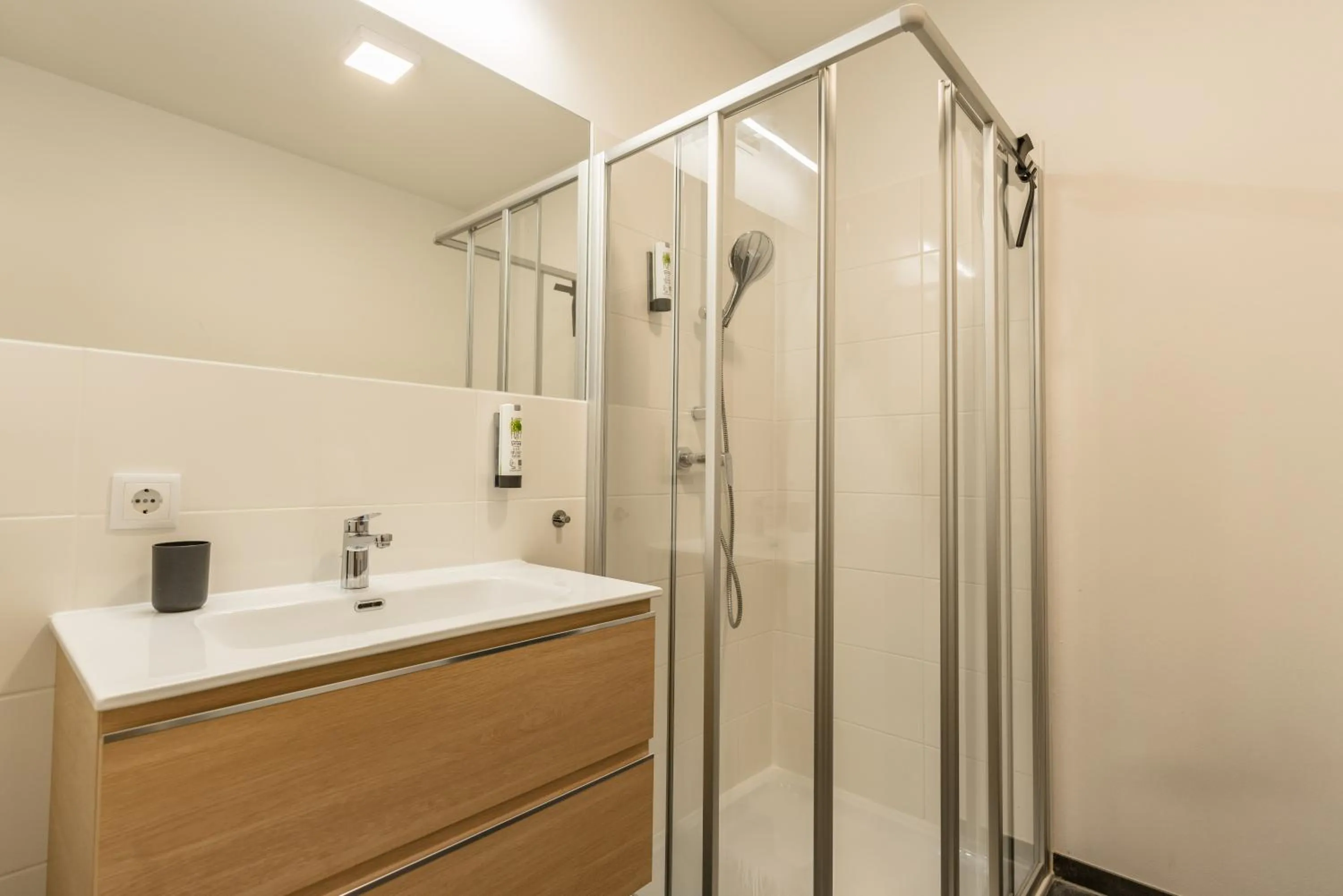 Shower in APSTAY Eggenberg I Self Check-in I Parking option