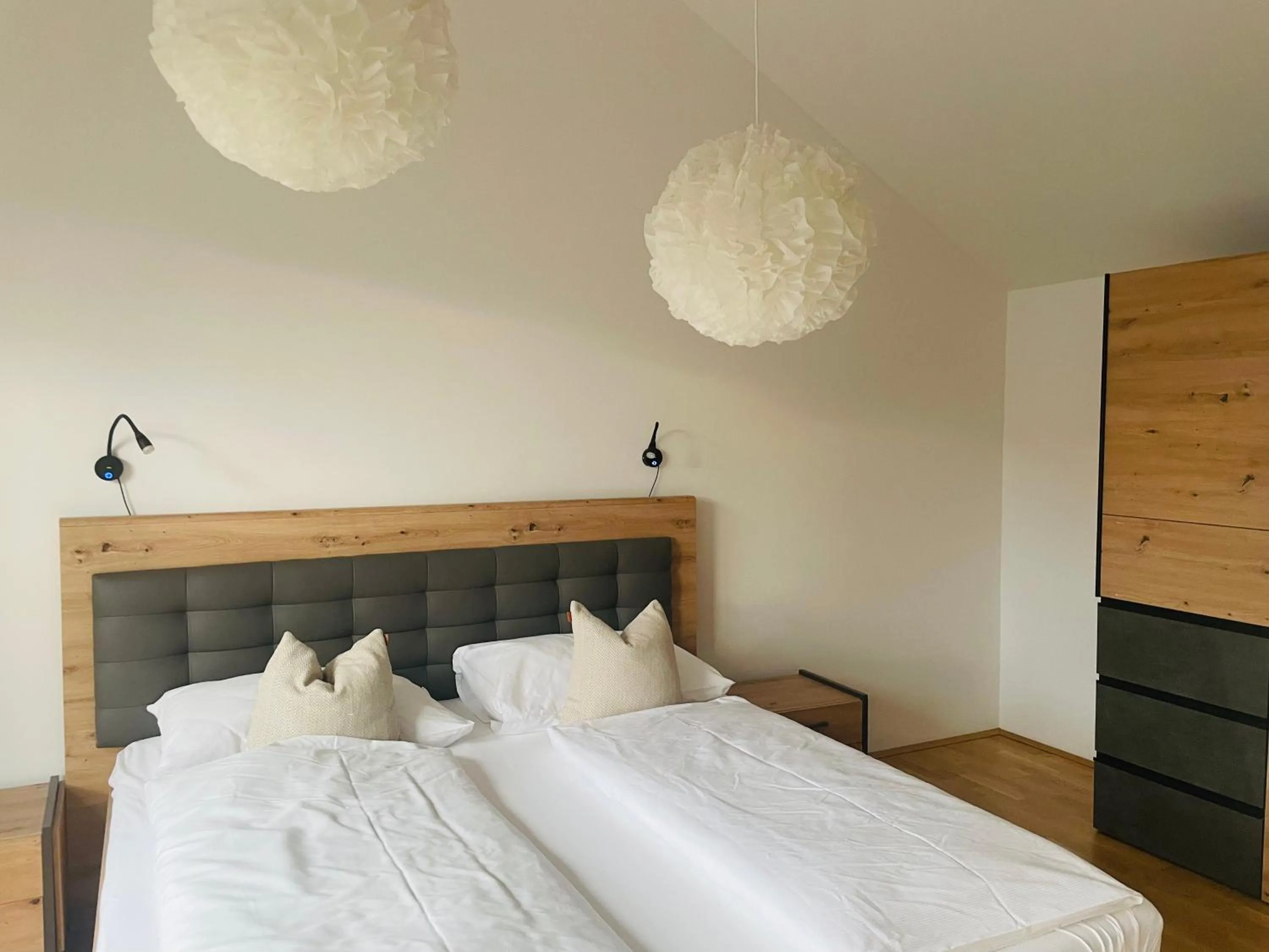 Bed in APSTAY Eggenberg I Self Check-in I Parking option