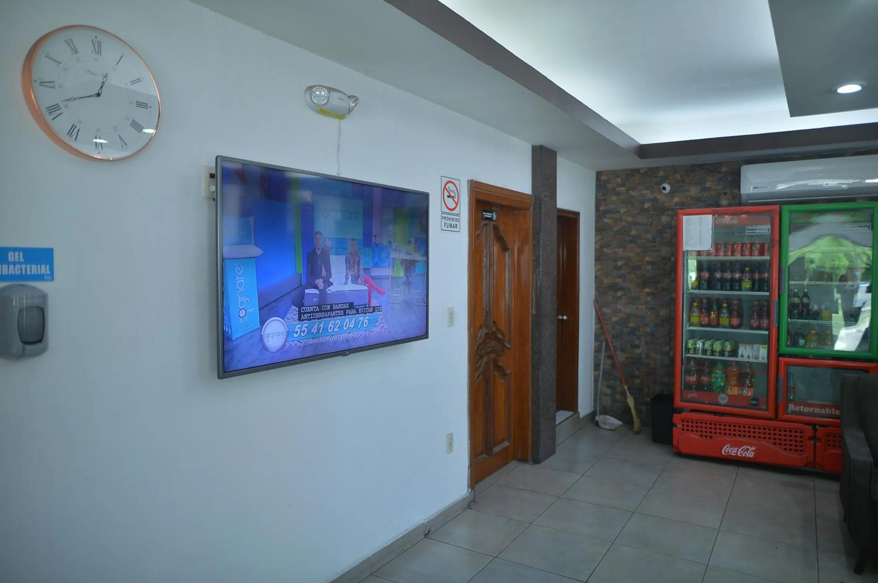 Communal lounge/ TV room in Hotel San Diego