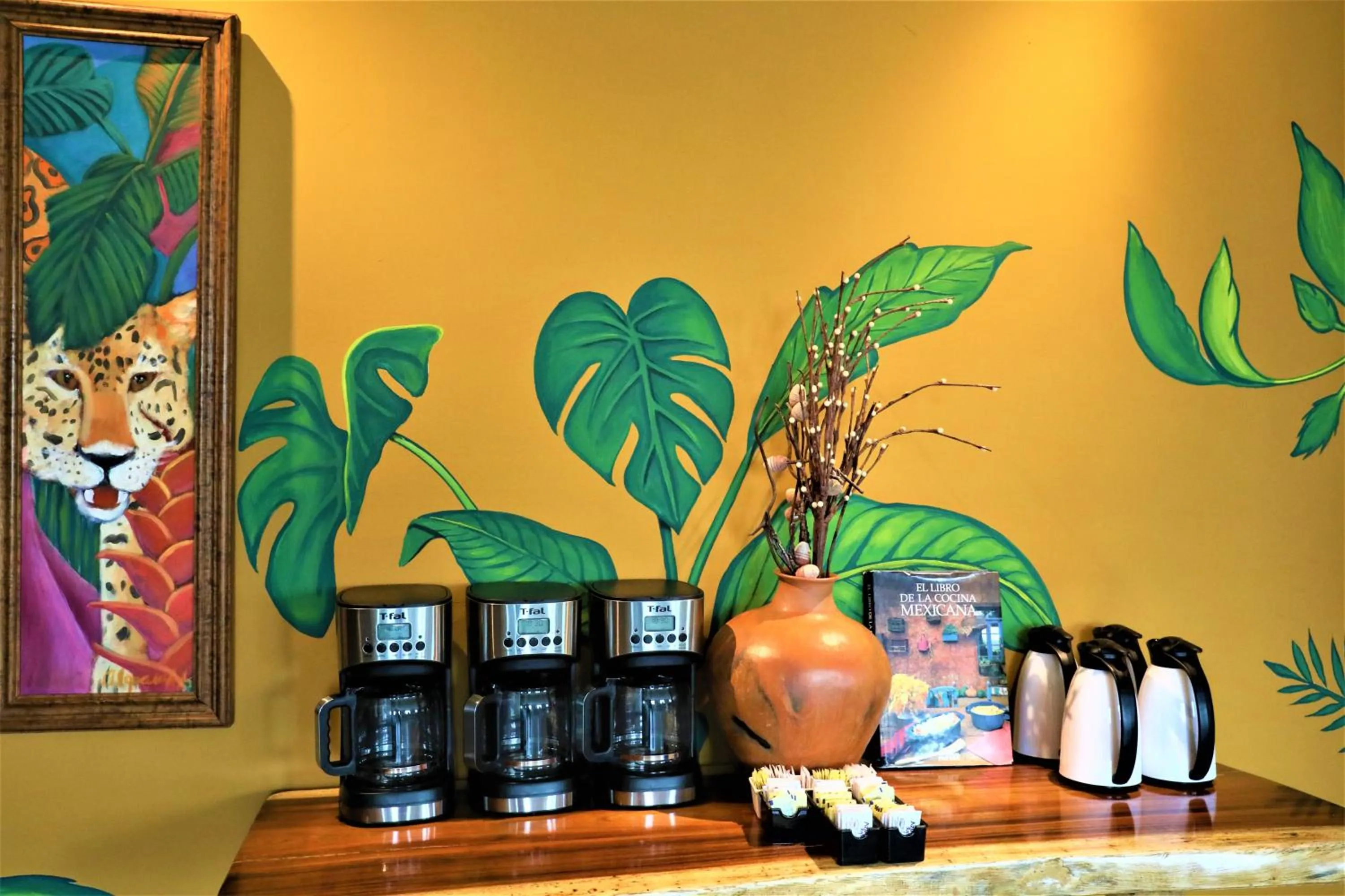 Restaurant/places to eat in Hotel 12 BEES by Kavia