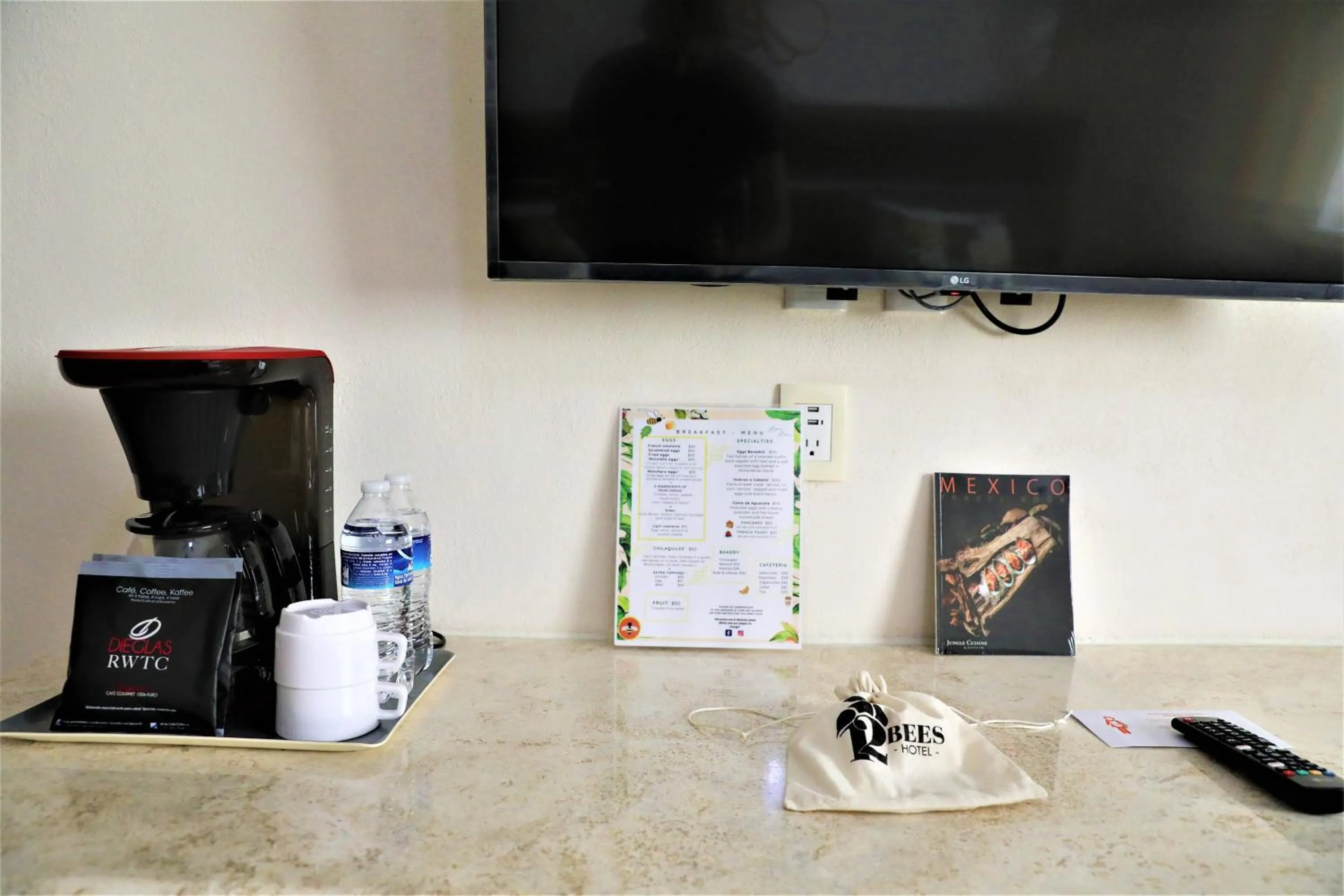 Coffee/tea facilities in Hotel 12 BEES by Kavia