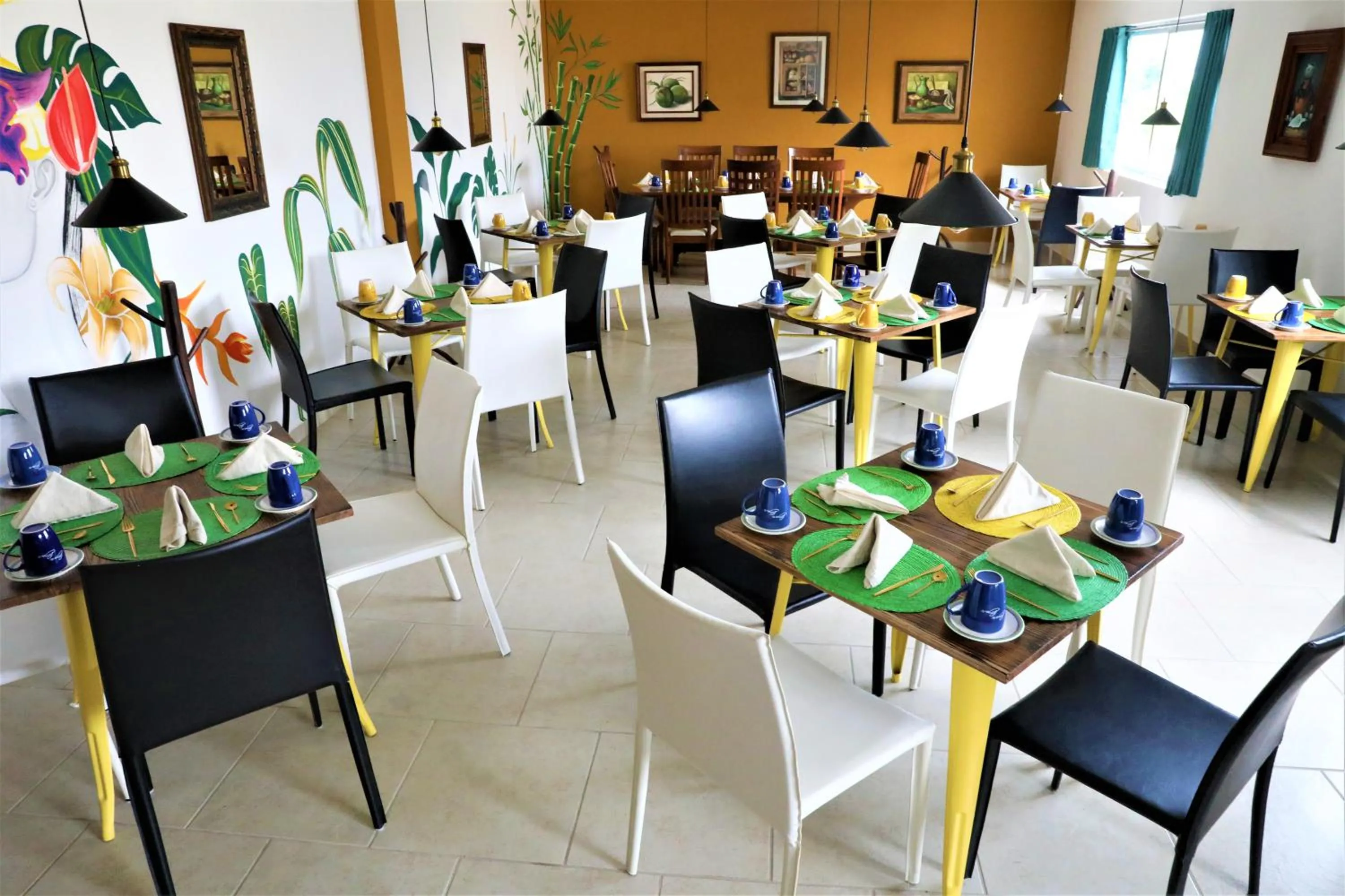 Restaurant/places to eat in Hotel 12 BEES by Kavia