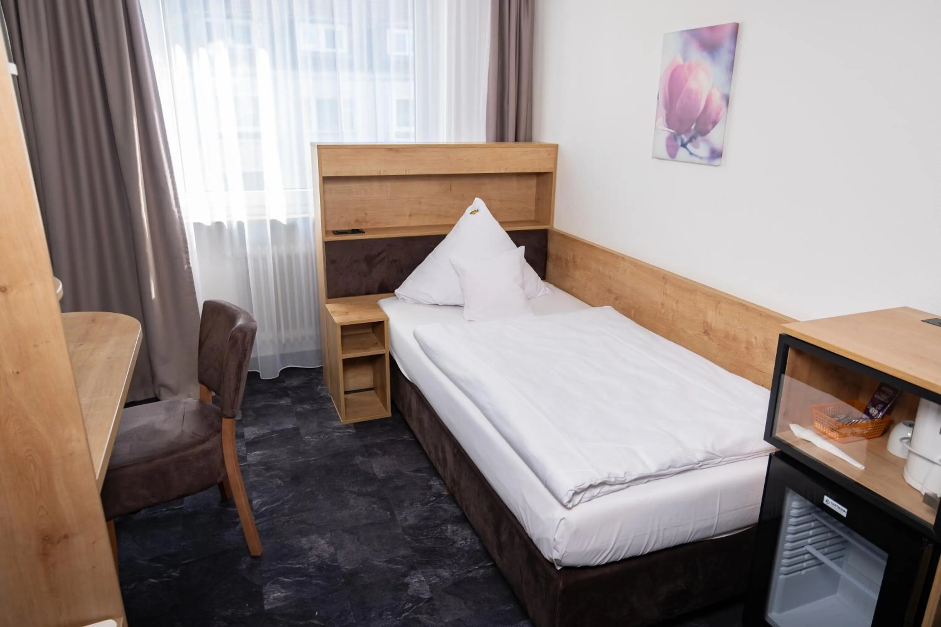 Bedroom, Bed in Hotel Alpha