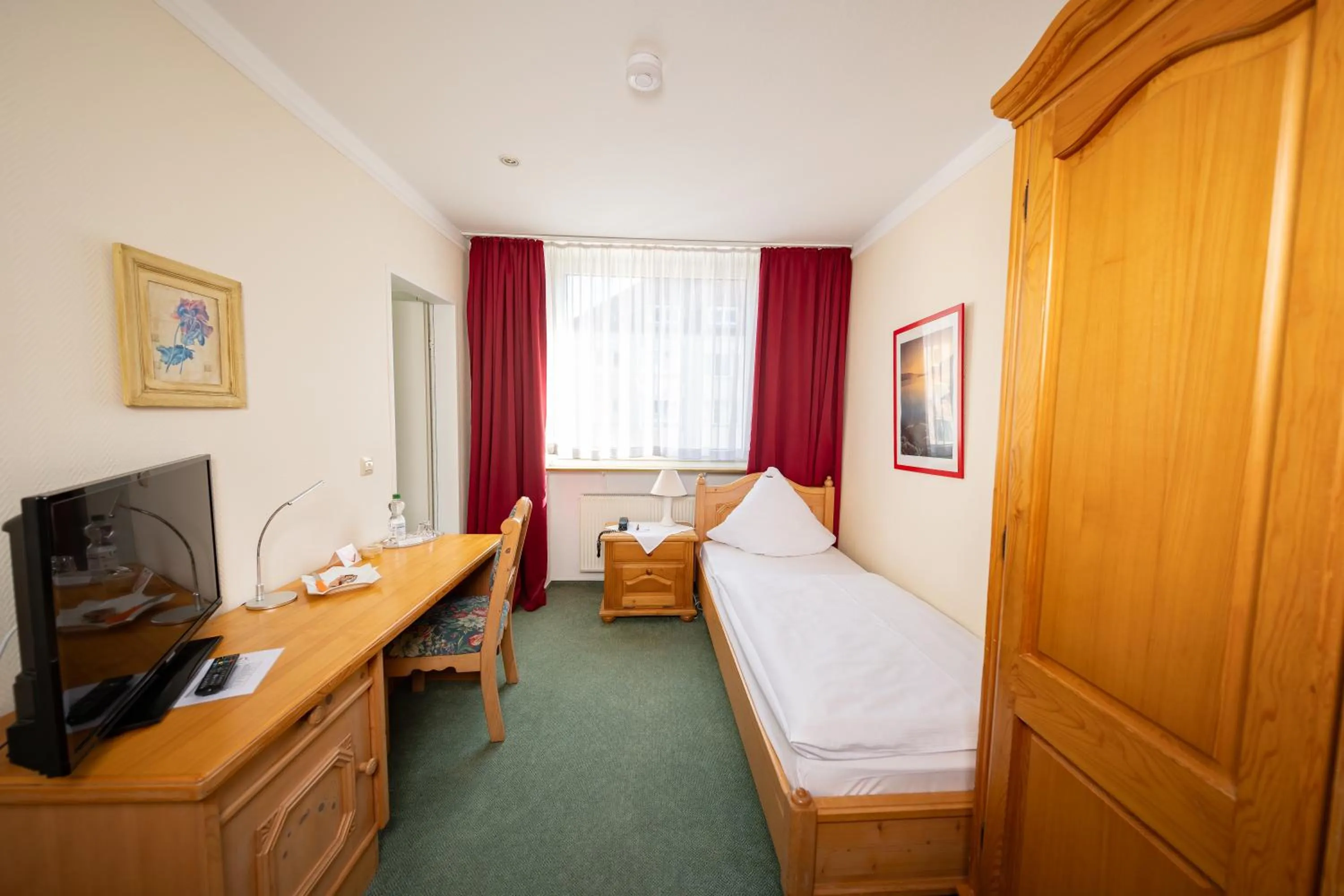 Bedroom, Bed in Hotel Alpha