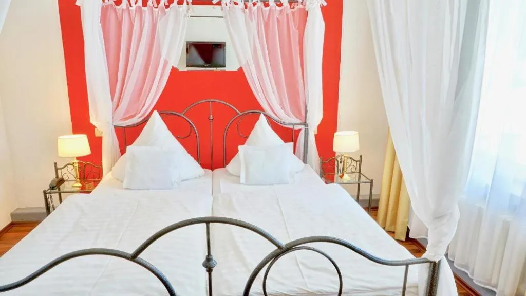 Bedroom, Bed in Hotel Alpha