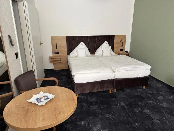 Bedroom, Bed in Hotel Alpha