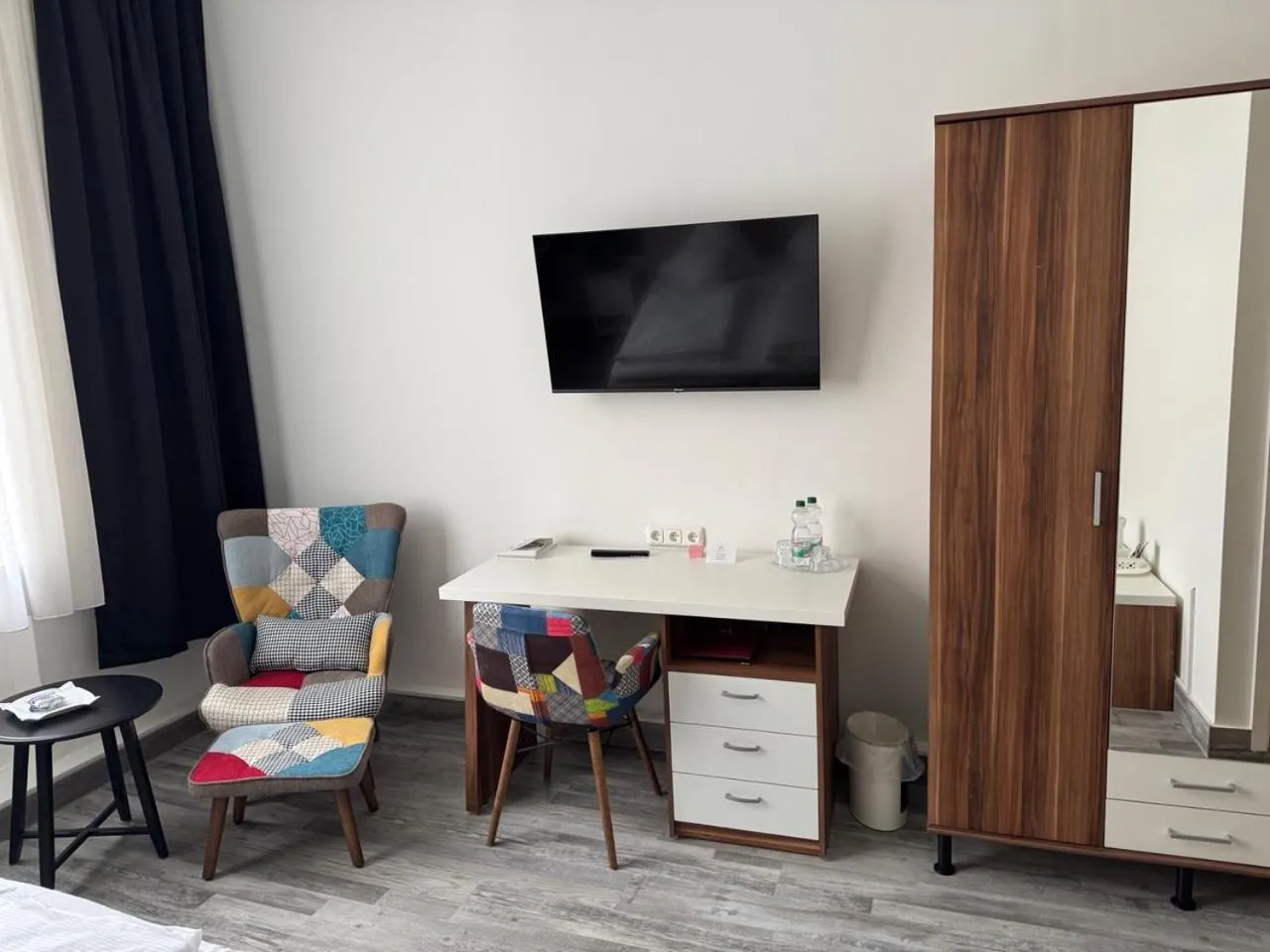 Photo of the whole room in Hotel Alpha