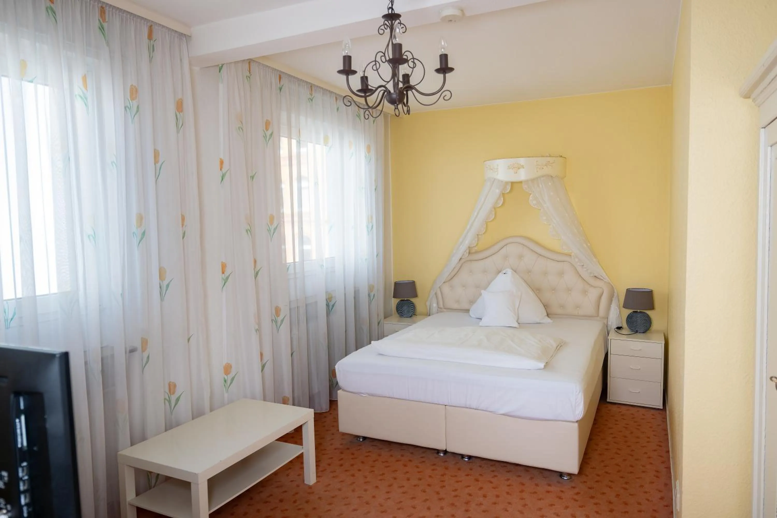 Bedroom, Bed in Hotel Alpha