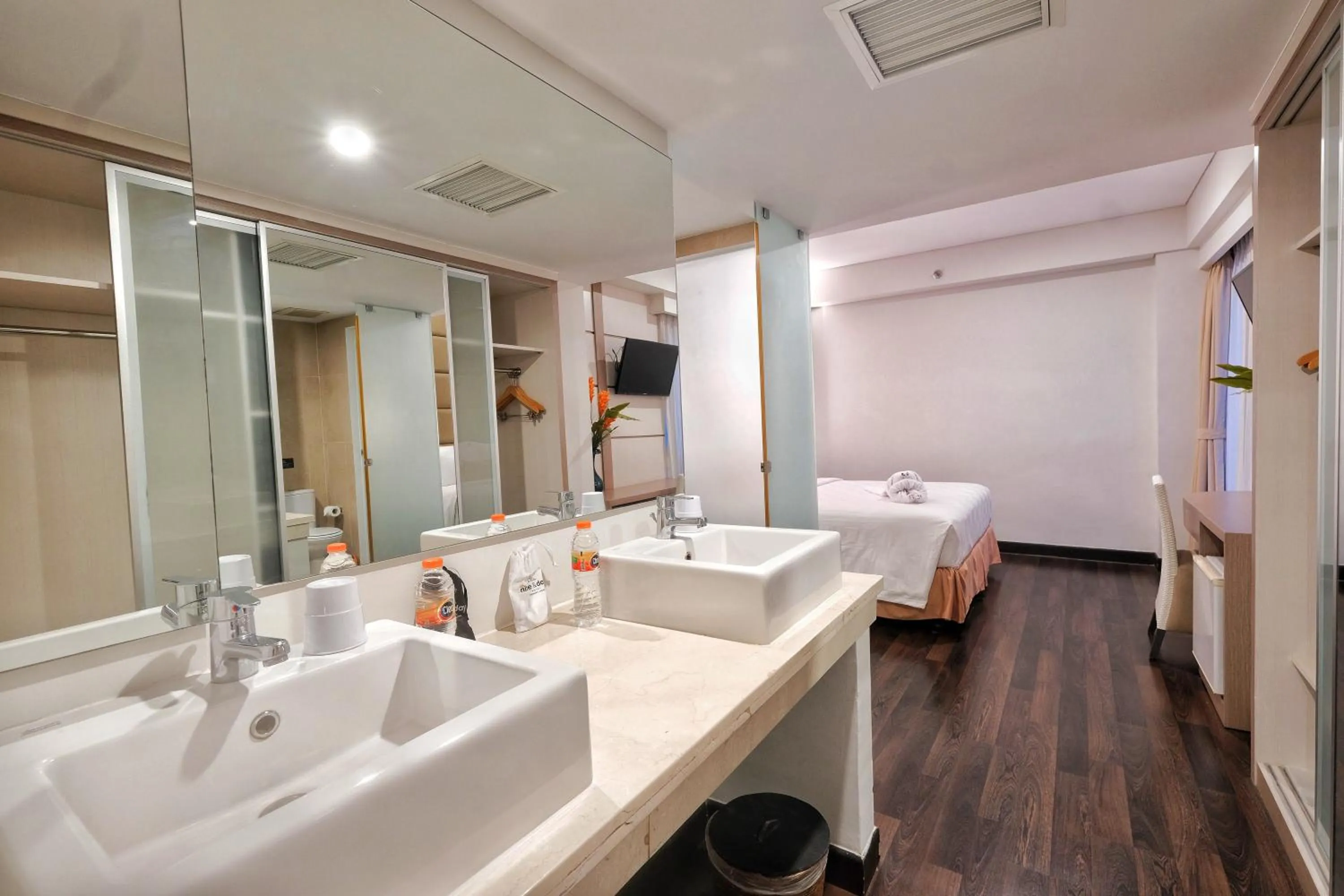 Bathroom, Bed in All Nite & Day Hotel Yogjakarta - Gejayan