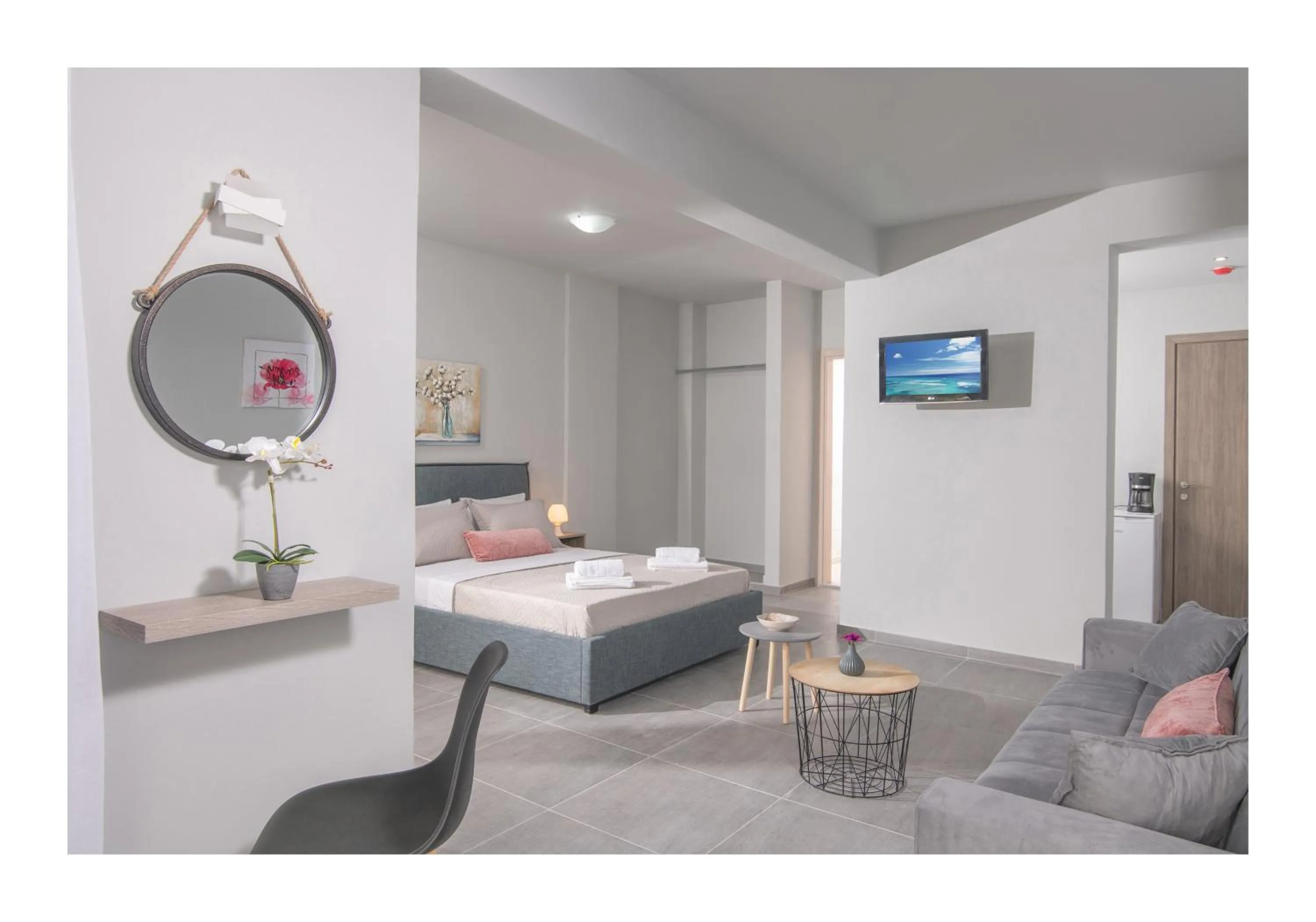 Living room, Bed in Golden Sunlight Hotel by Estia