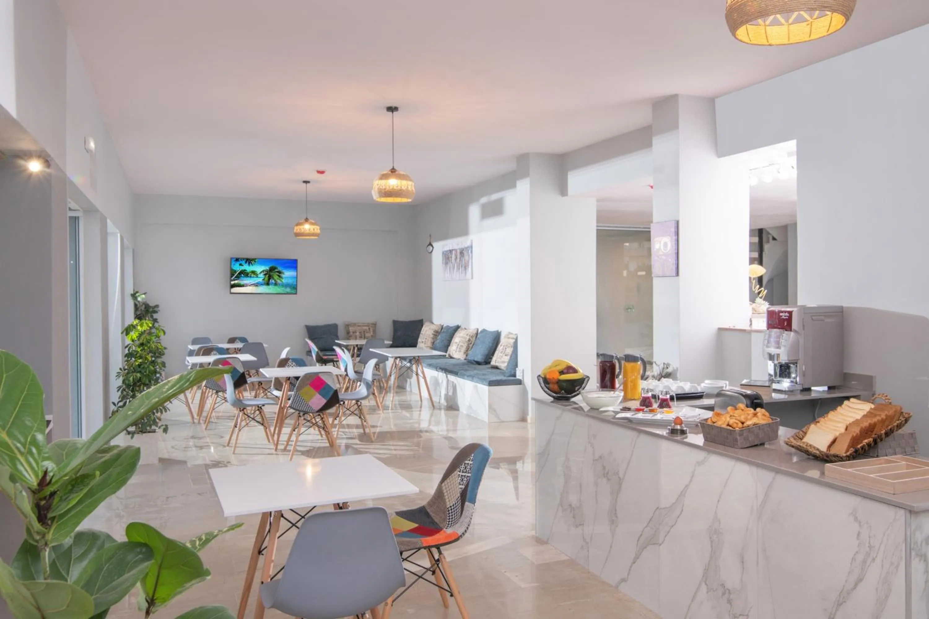 Restaurant/places to eat in Golden Sunlight Hotel by Estia