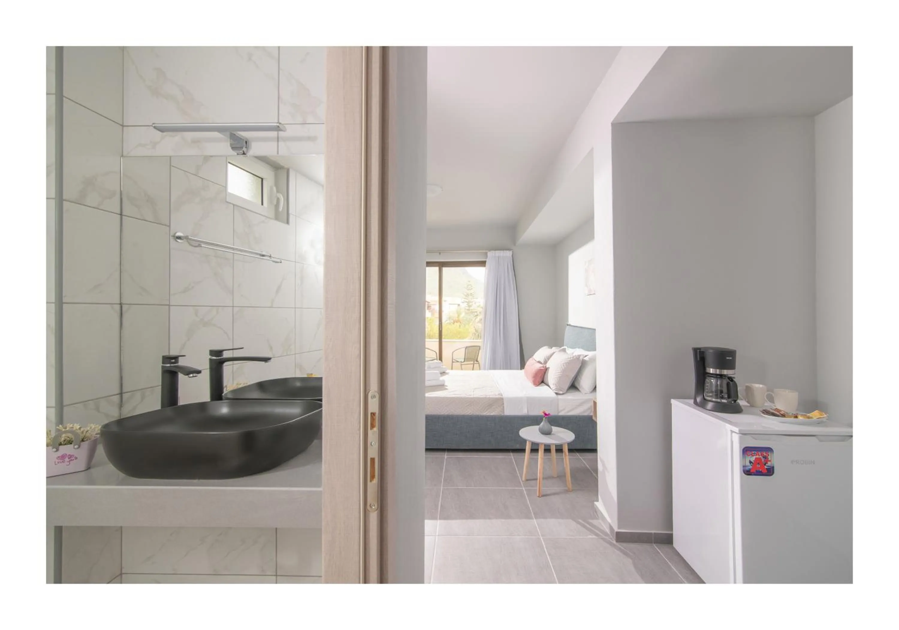 Coffee/tea facilities in Golden Sunlight Hotel by Estia