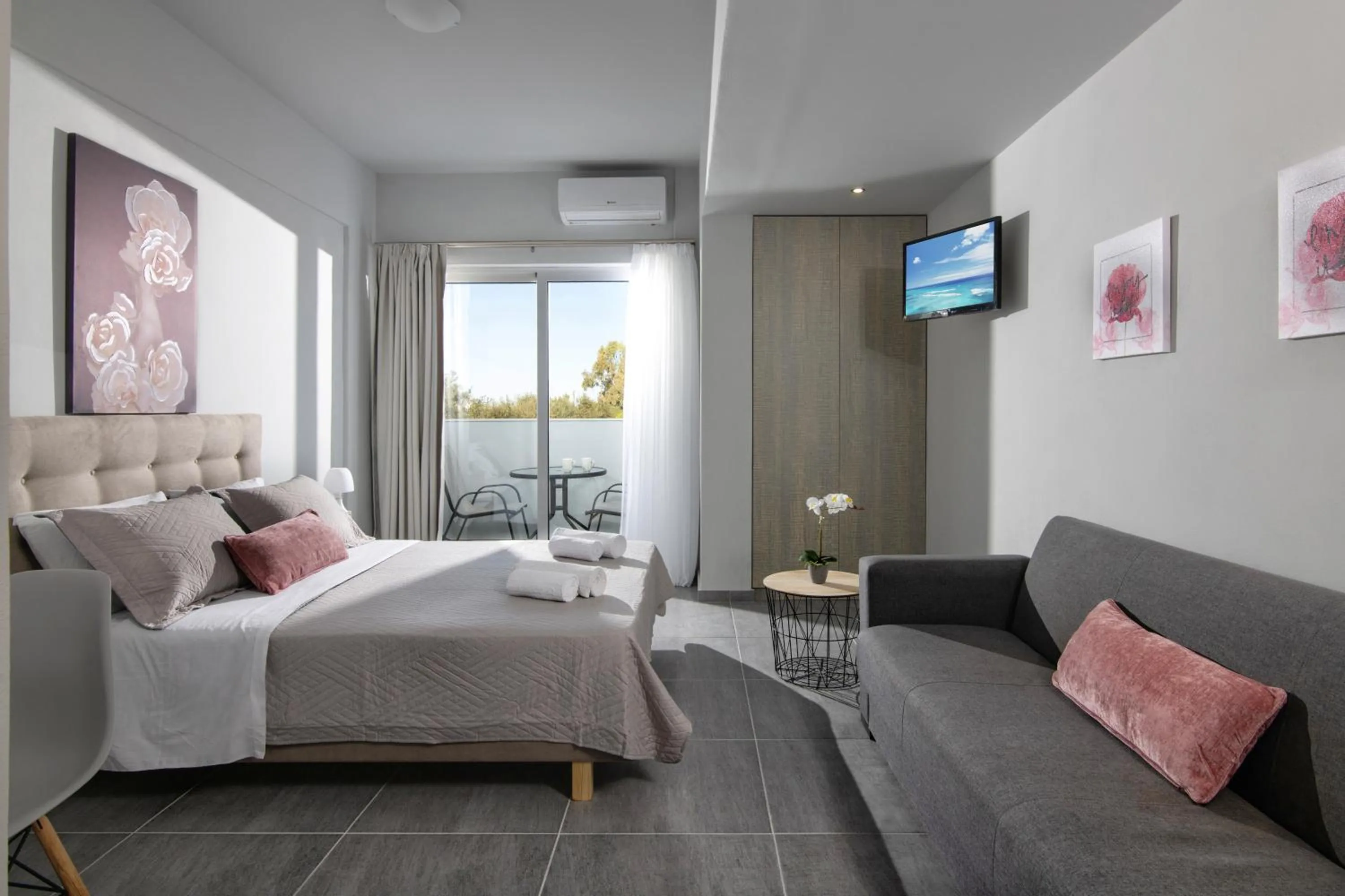 Photo of the whole room, Bed in Golden Sunlight Hotel by Estia