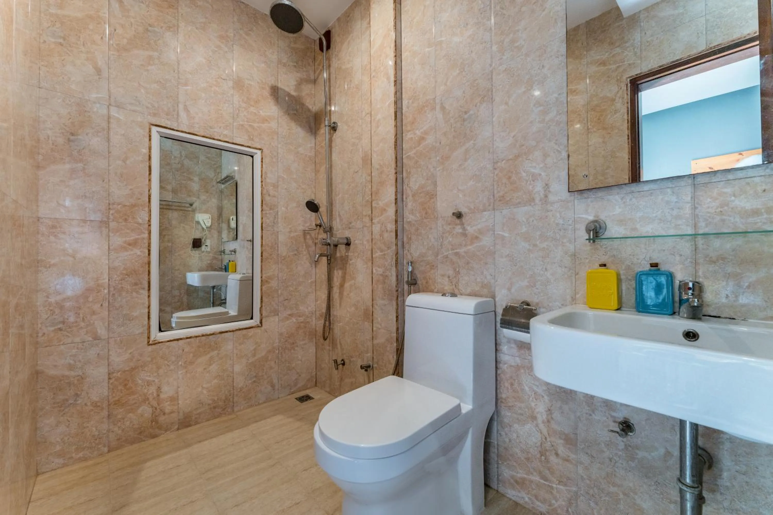 Toilet in Maamadi Boutique