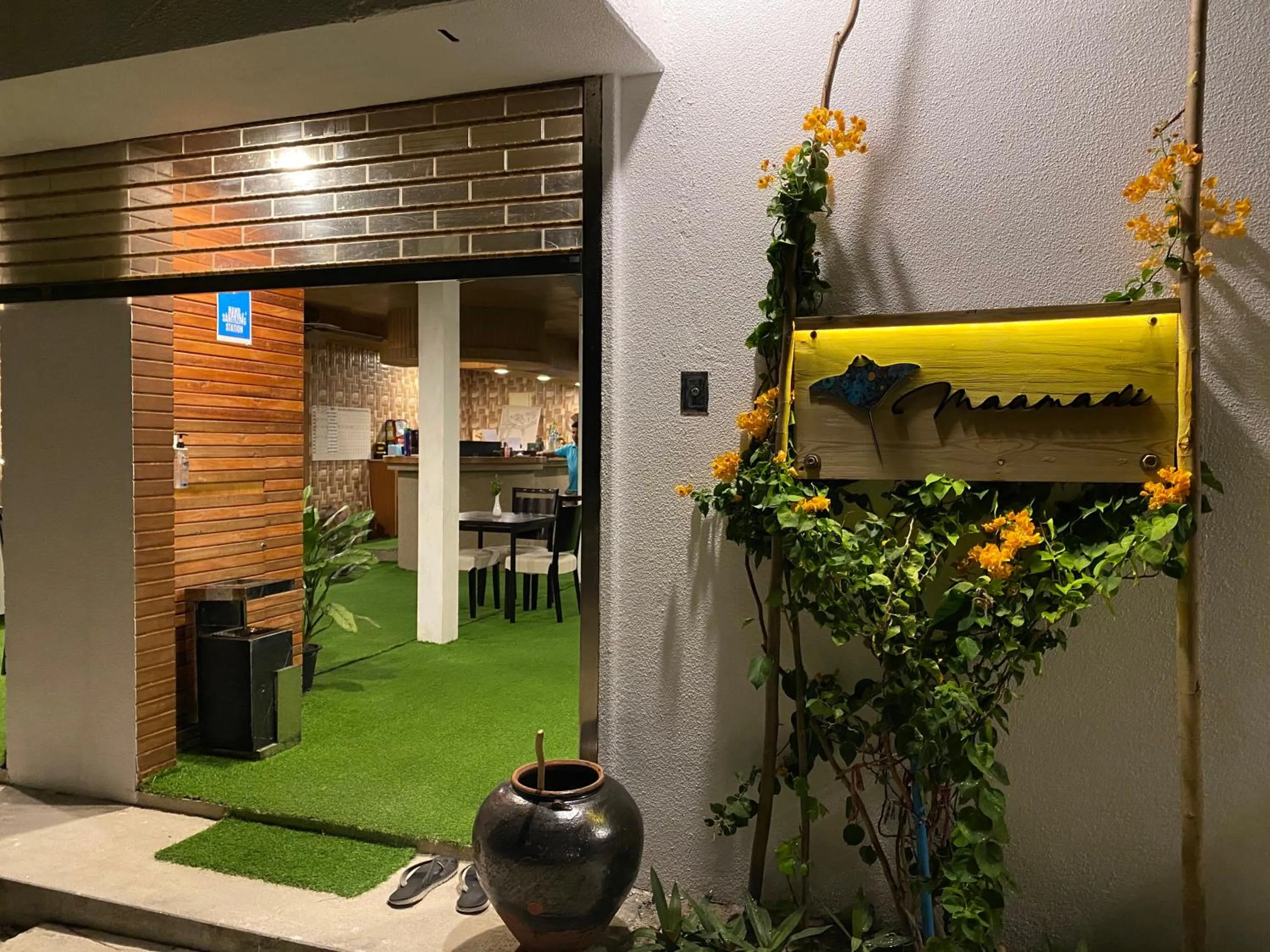 Facade/entrance in Maamadi Boutique