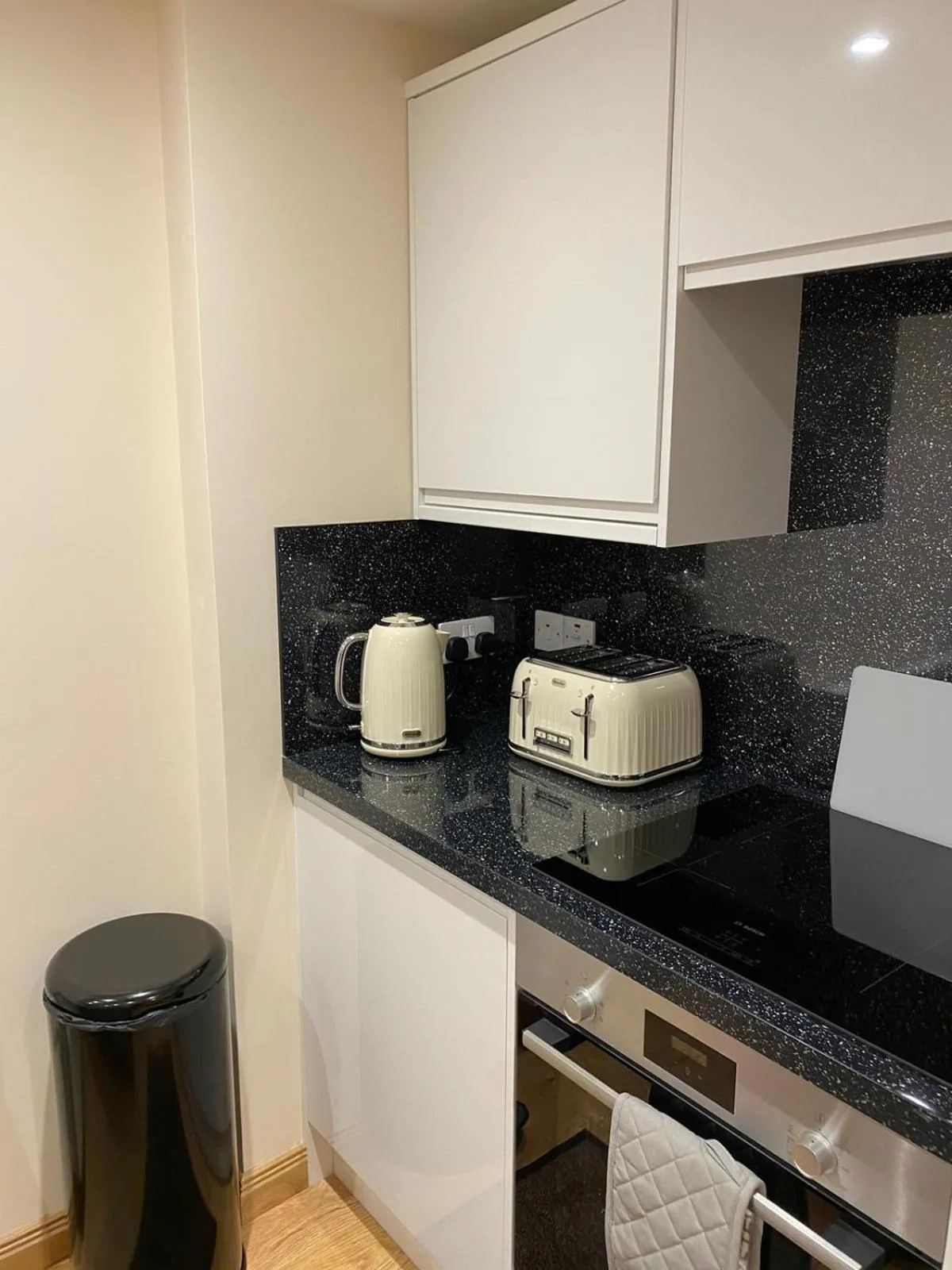 Kitchen or kitchenette in Waverley Inn Holiday Apartments
