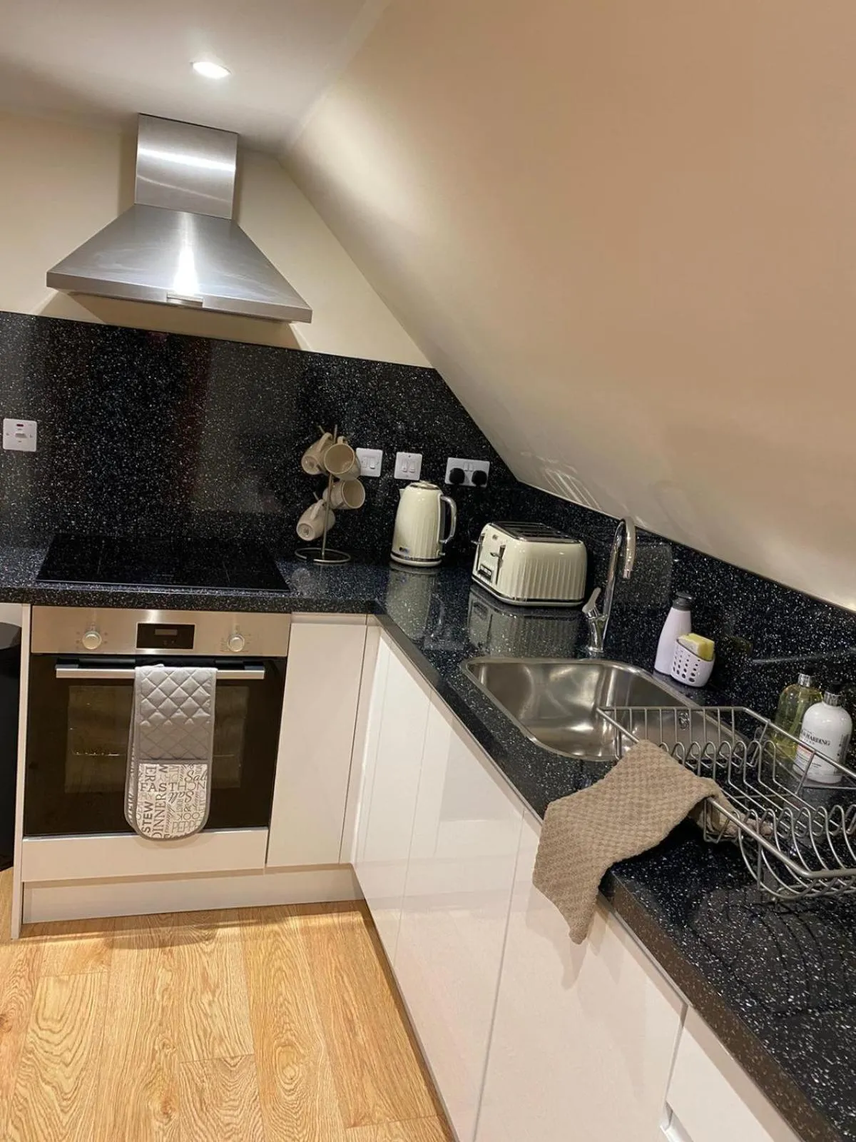 Kitchen or kitchenette in Waverley Inn Holiday Apartments