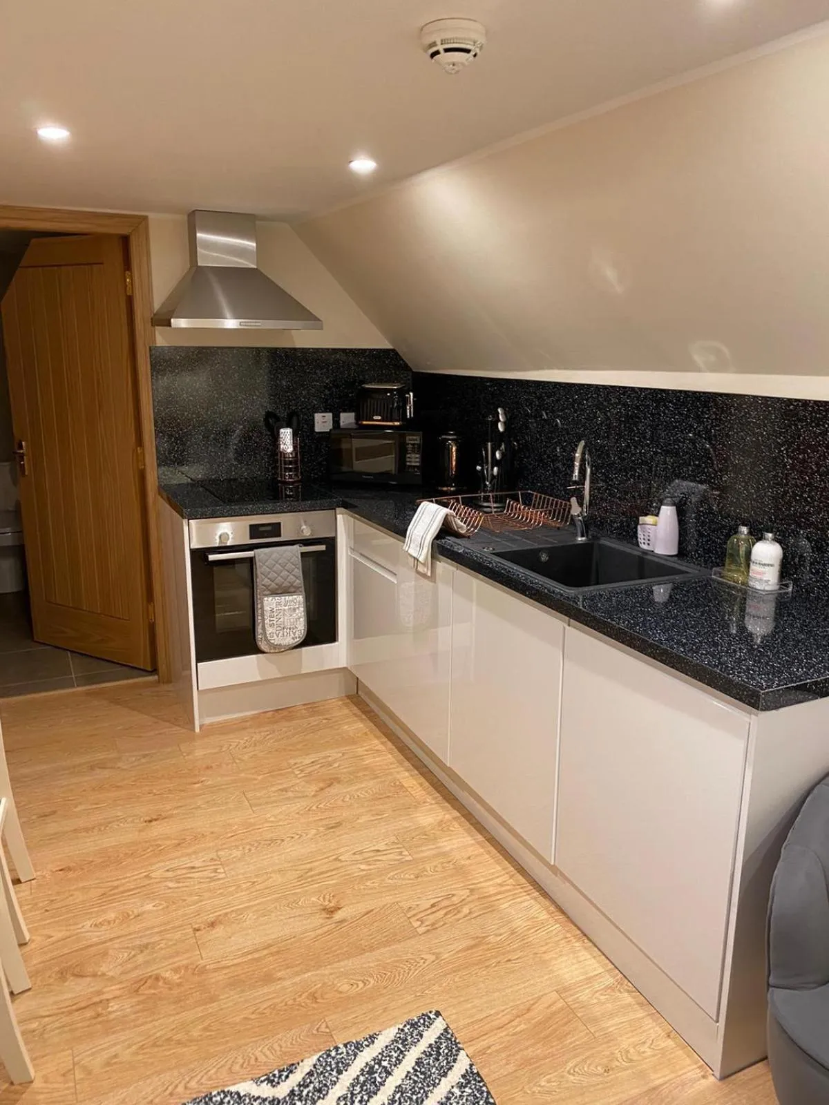 Kitchen or kitchenette in Waverley Inn Holiday Apartments