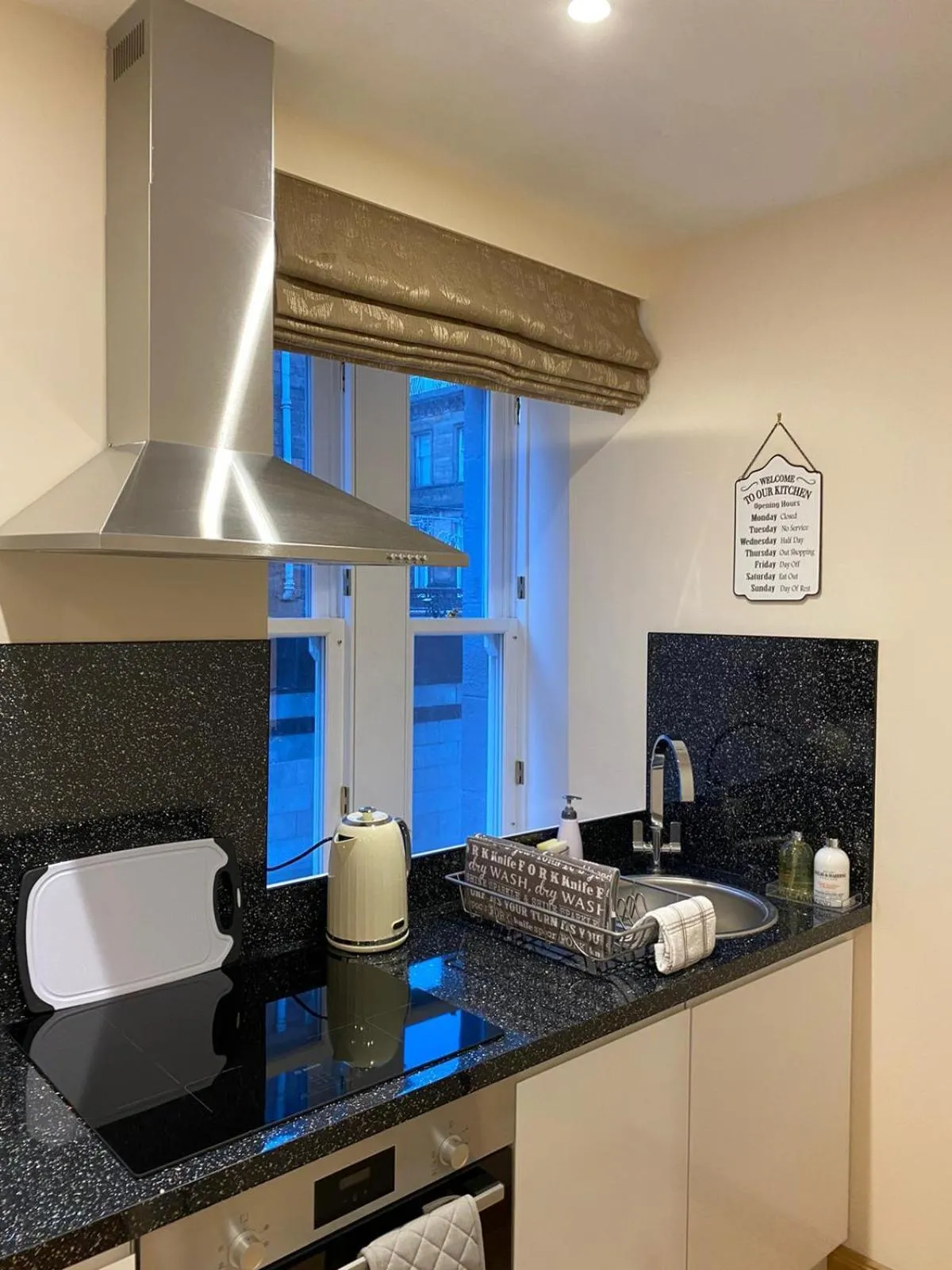Kitchen or kitchenette in Waverley Inn Holiday Apartments
