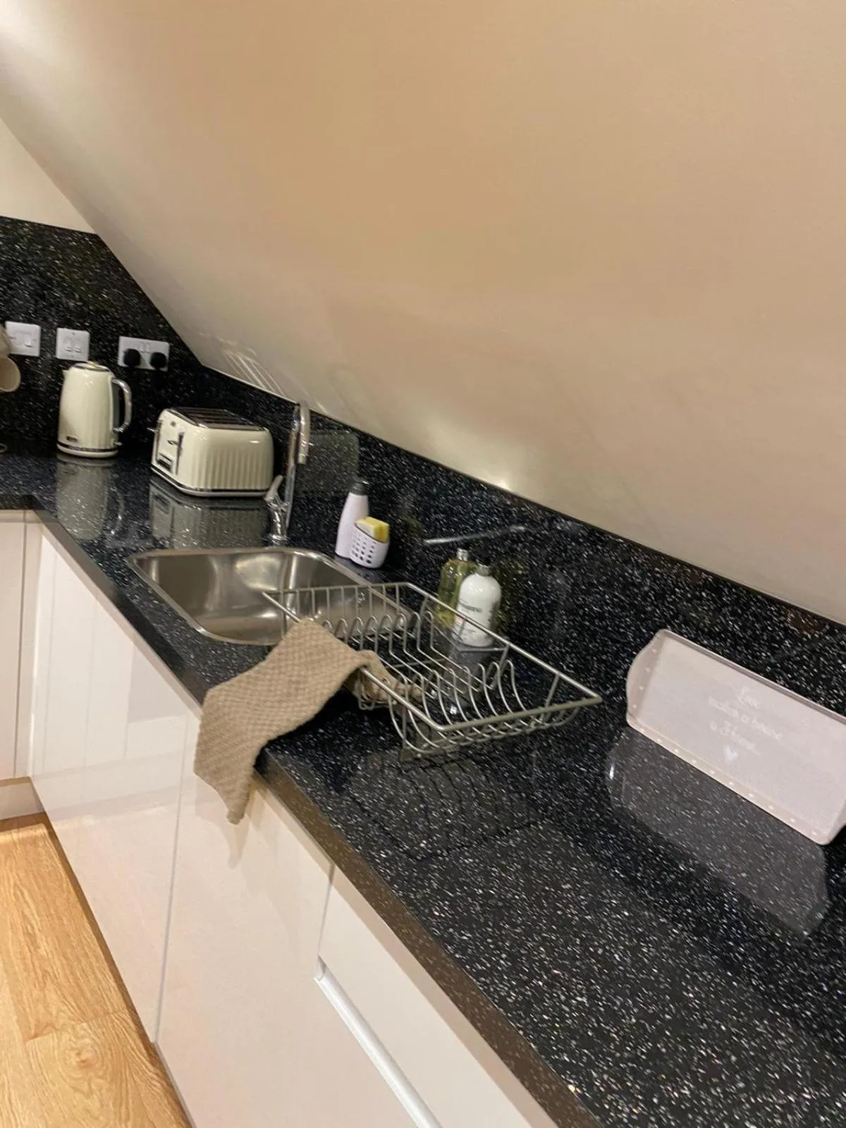 Kitchen or kitchenette in Waverley Inn Holiday Apartments