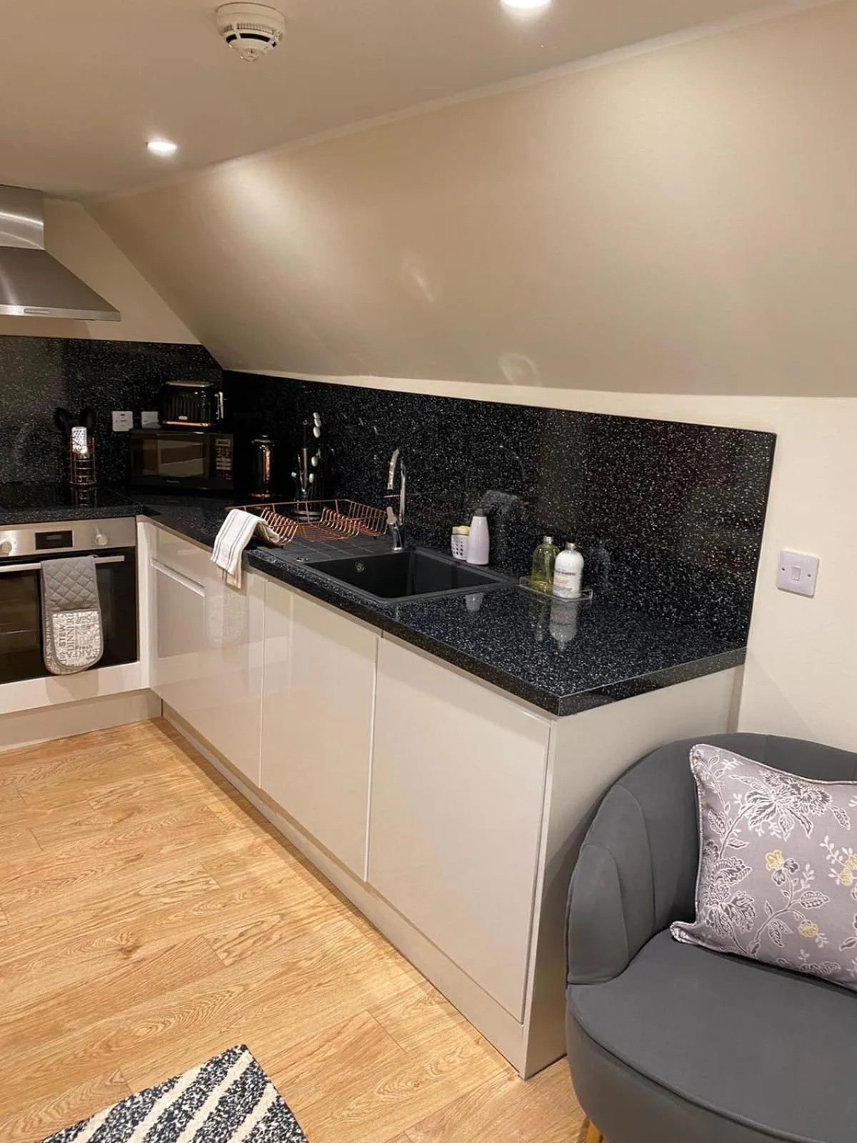 Kitchen or kitchenette in Waverley Inn Holiday Apartments