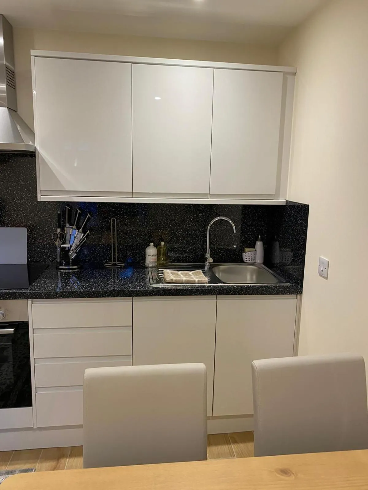 Kitchen or kitchenette in Waverley Inn Holiday Apartments