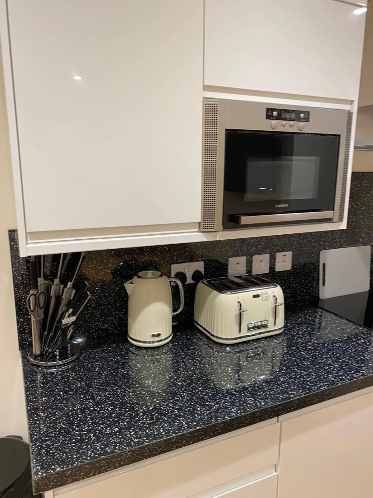 Kitchen or kitchenette in Waverley Inn Holiday Apartments