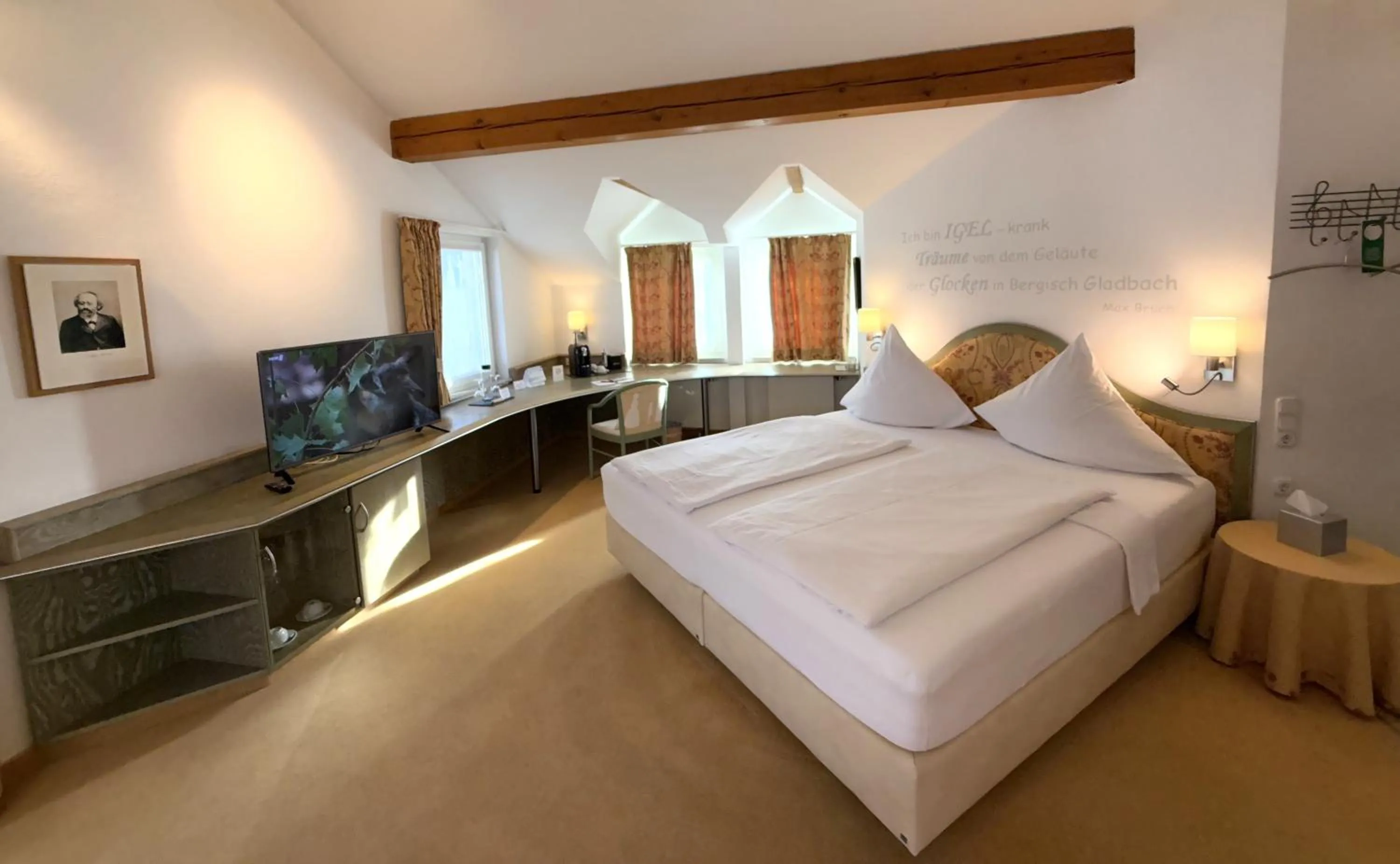Photo of the whole room, Bed in Malerwinkel Hotel