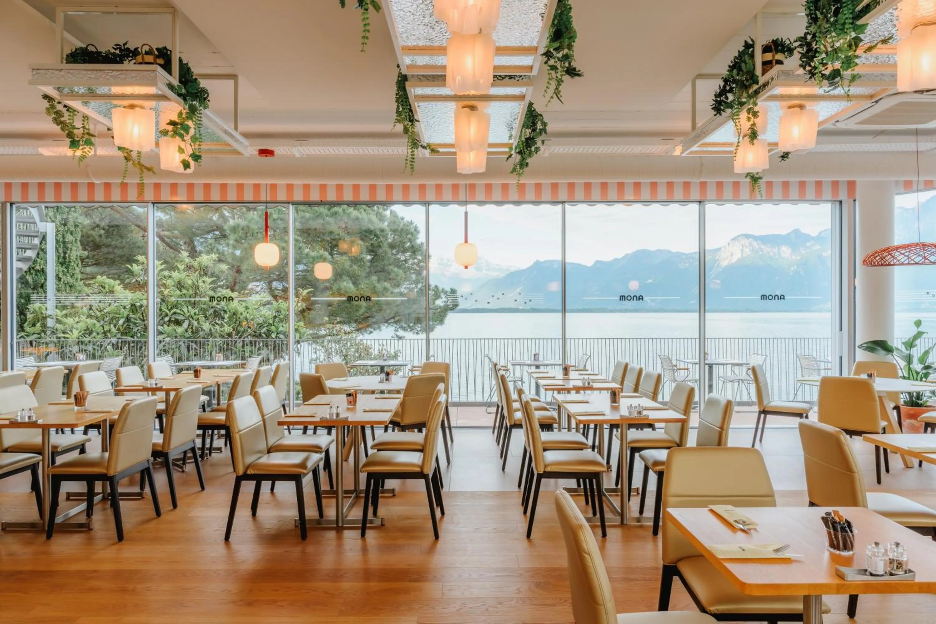 Restaurant/places to eat in Hotel Mona