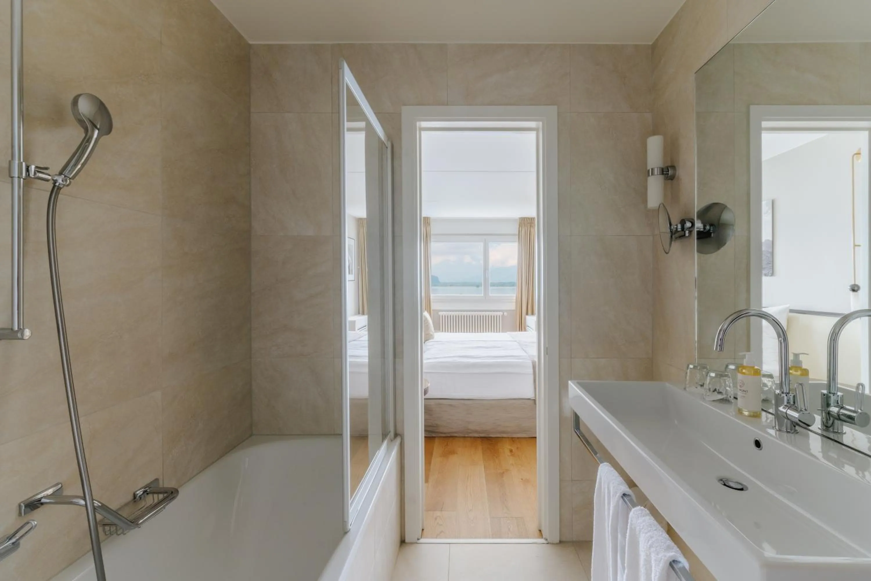 Bathroom, Bed in Hotel Mona