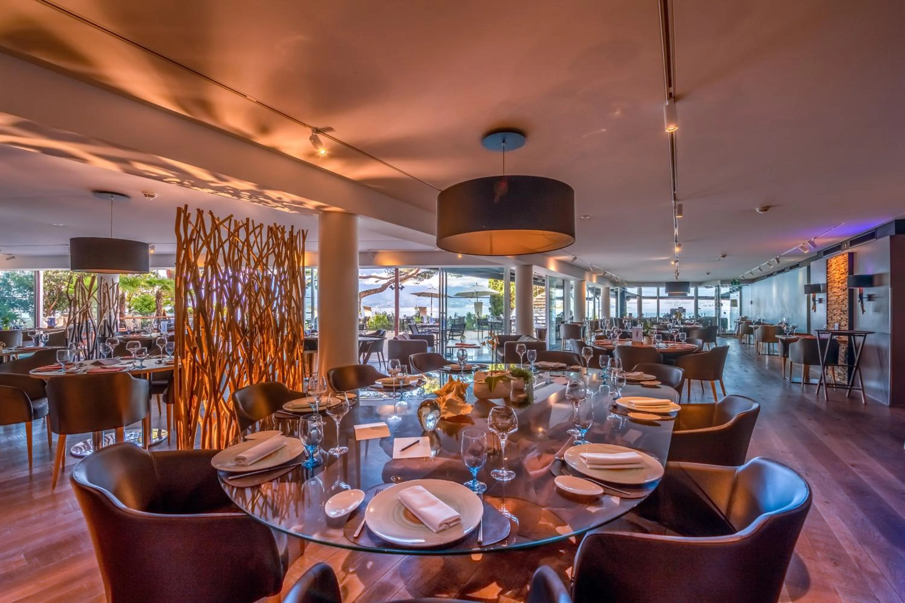 Restaurant/places to eat in Hotel Mona