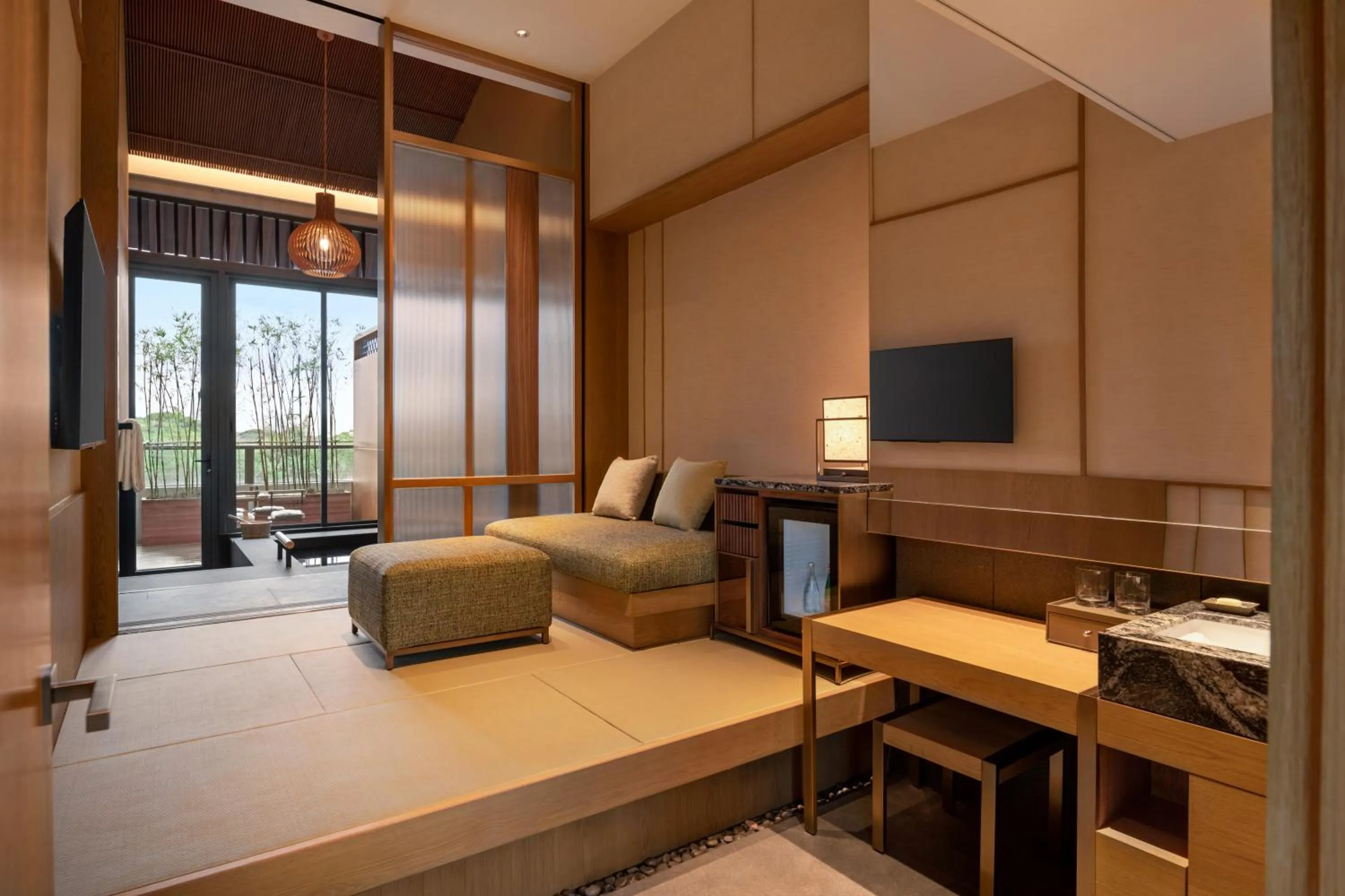 Hot Spring Bath, Bed in Shangri-La Putian Onsen Resort Hotel