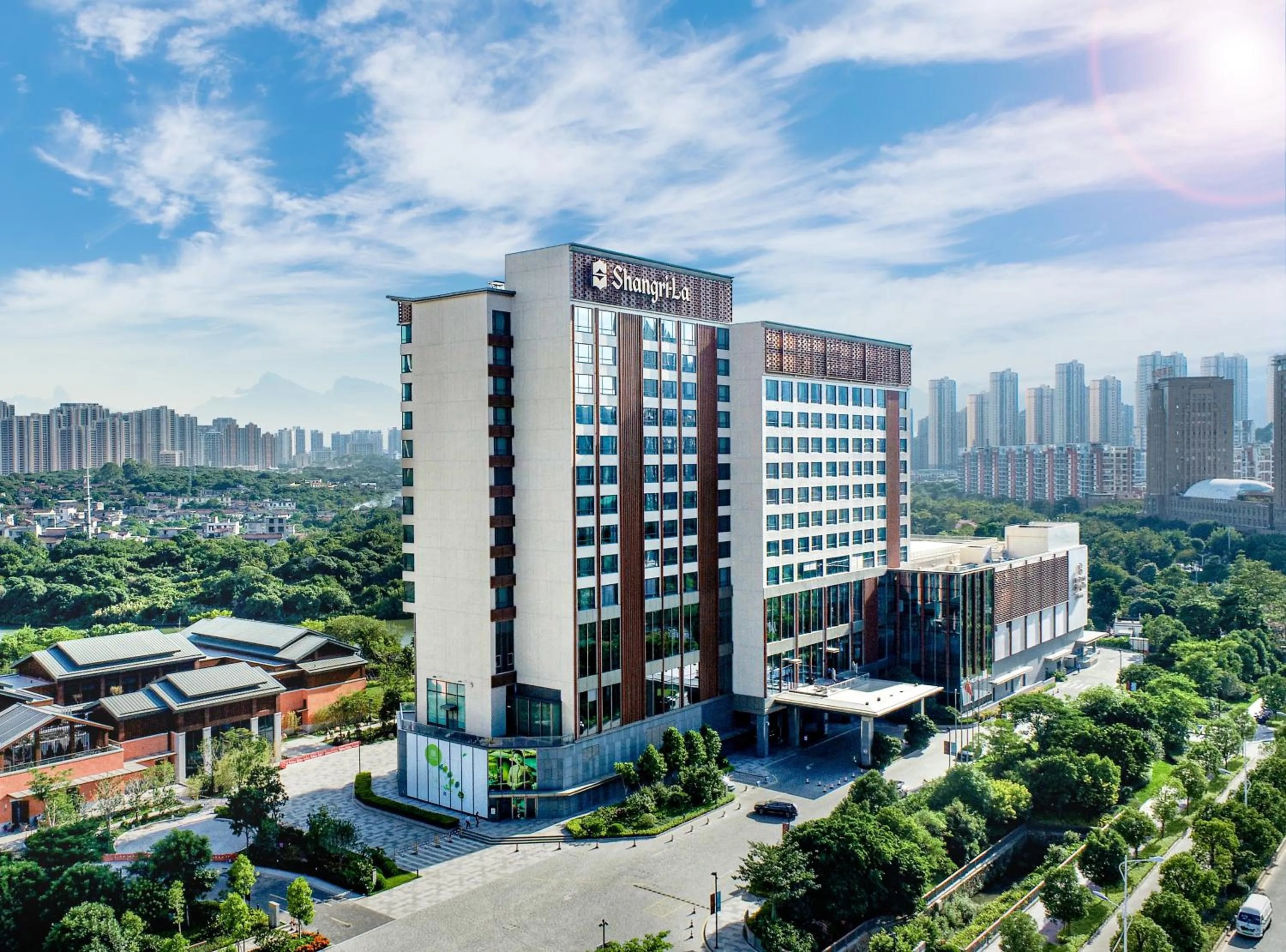 Property building in Shangri-La Putian Onsen Resort Hotel