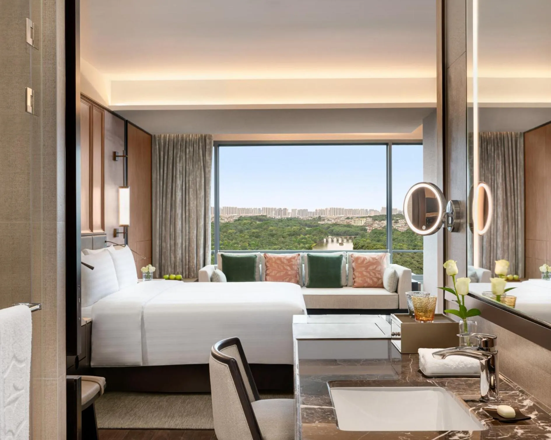 Photo of the whole room, Bed in Shangri-La Putian Onsen Resort Hotel