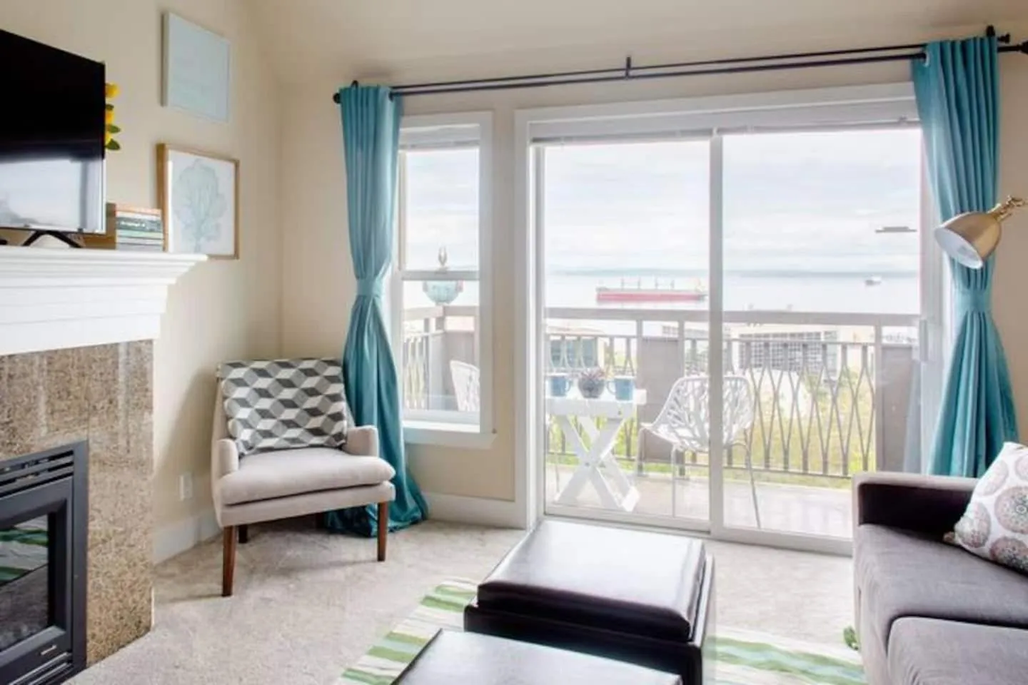 TV and multimedia in Top Floor Water View Oasis near Space Needle & Cruise