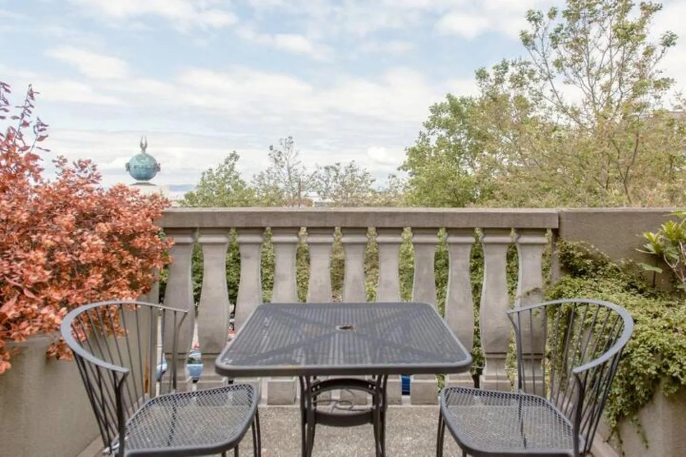 Patio in Top Floor Water View Oasis near Space Needle & Cruise