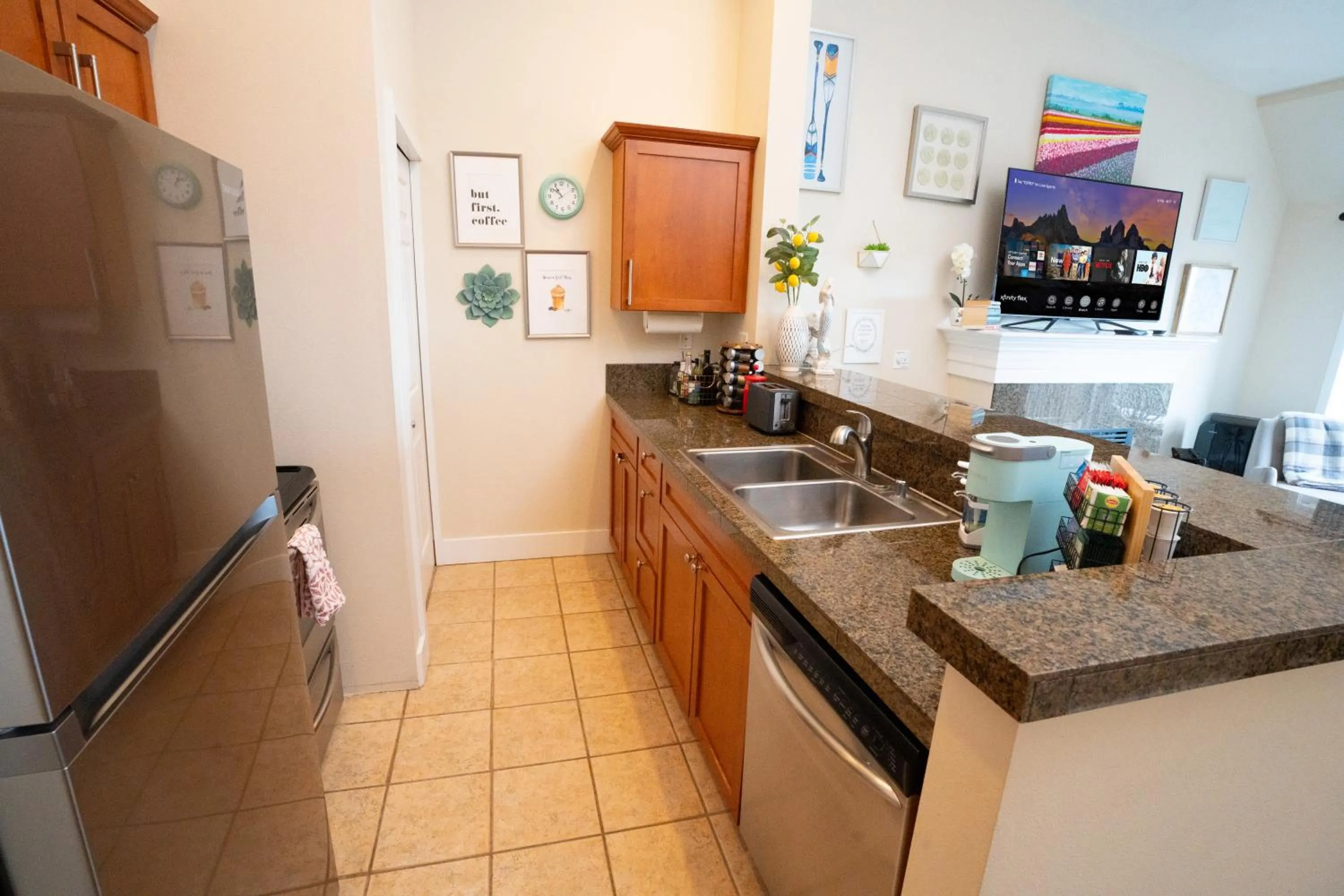 Kitchen or kitchenette in Top Floor Water View Oasis near Space Needle & Cruise