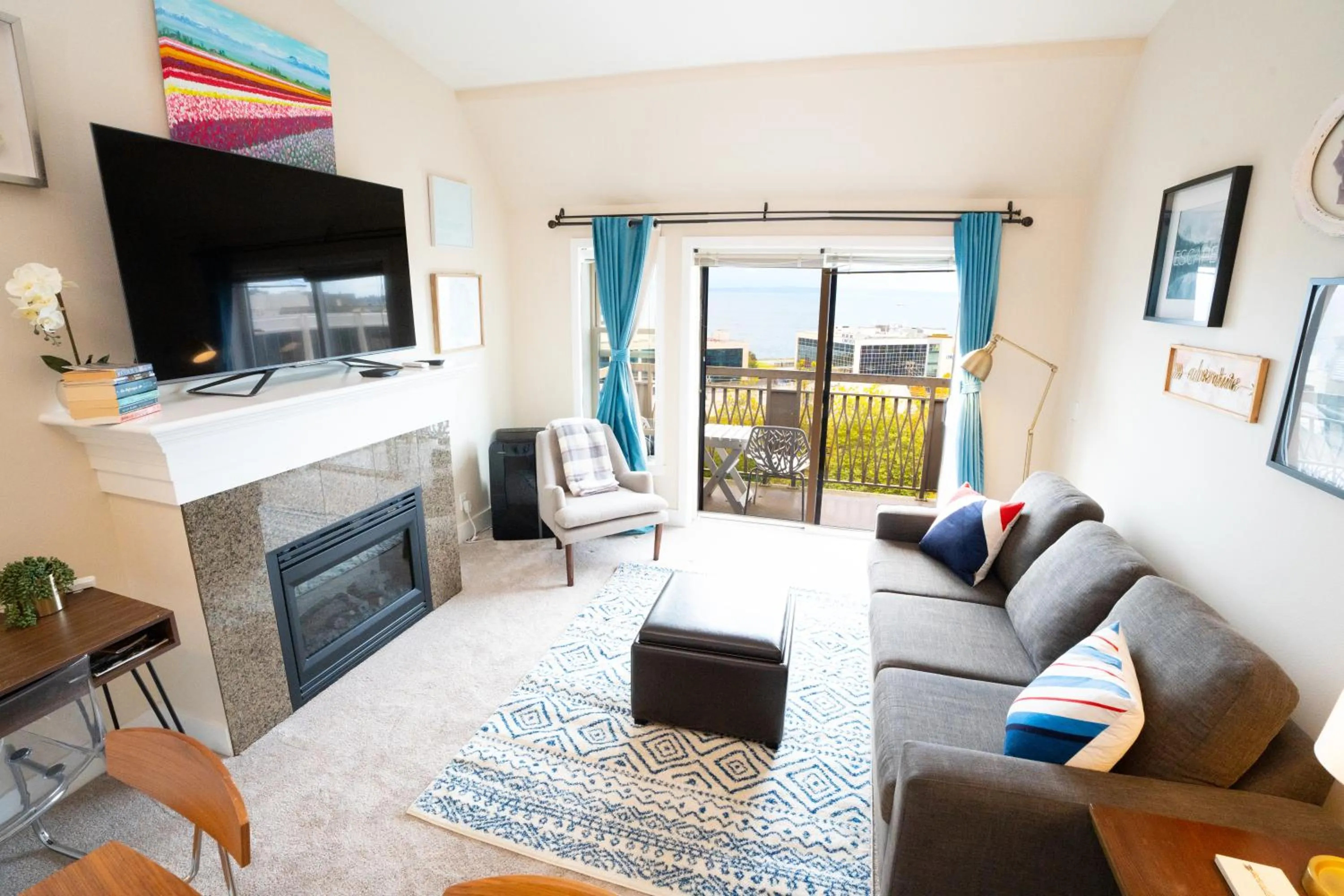 TV and multimedia in Top Floor Water View Oasis near Space Needle & Cruise