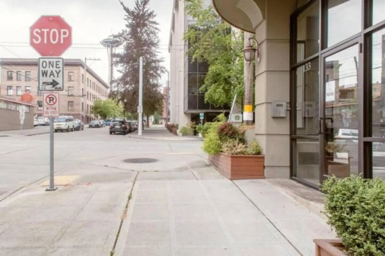 Property building in Top Floor Water View Oasis near Space Needle & Cruise