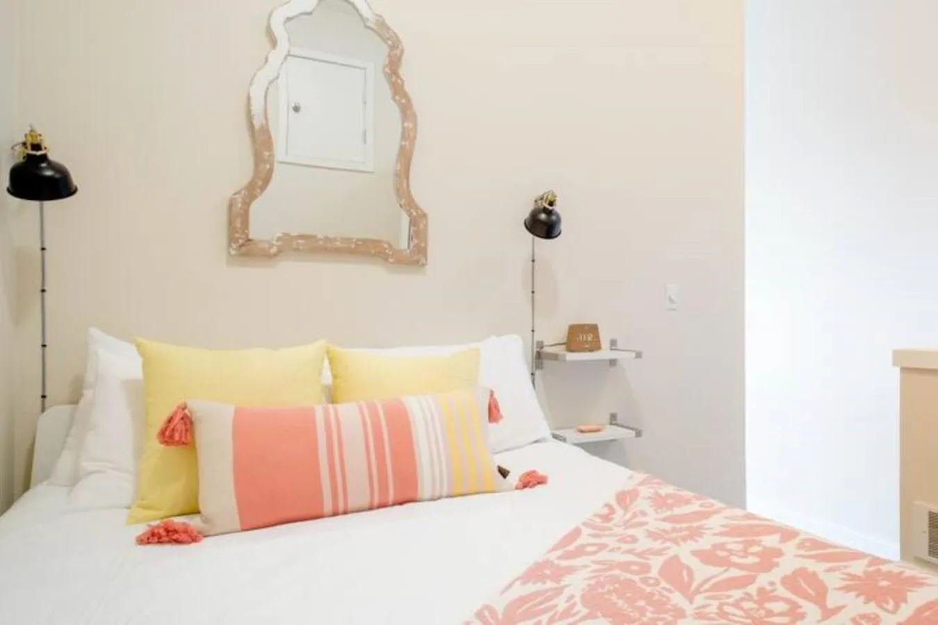 Bed in Top Floor Water View Oasis near Space Needle & Cruise