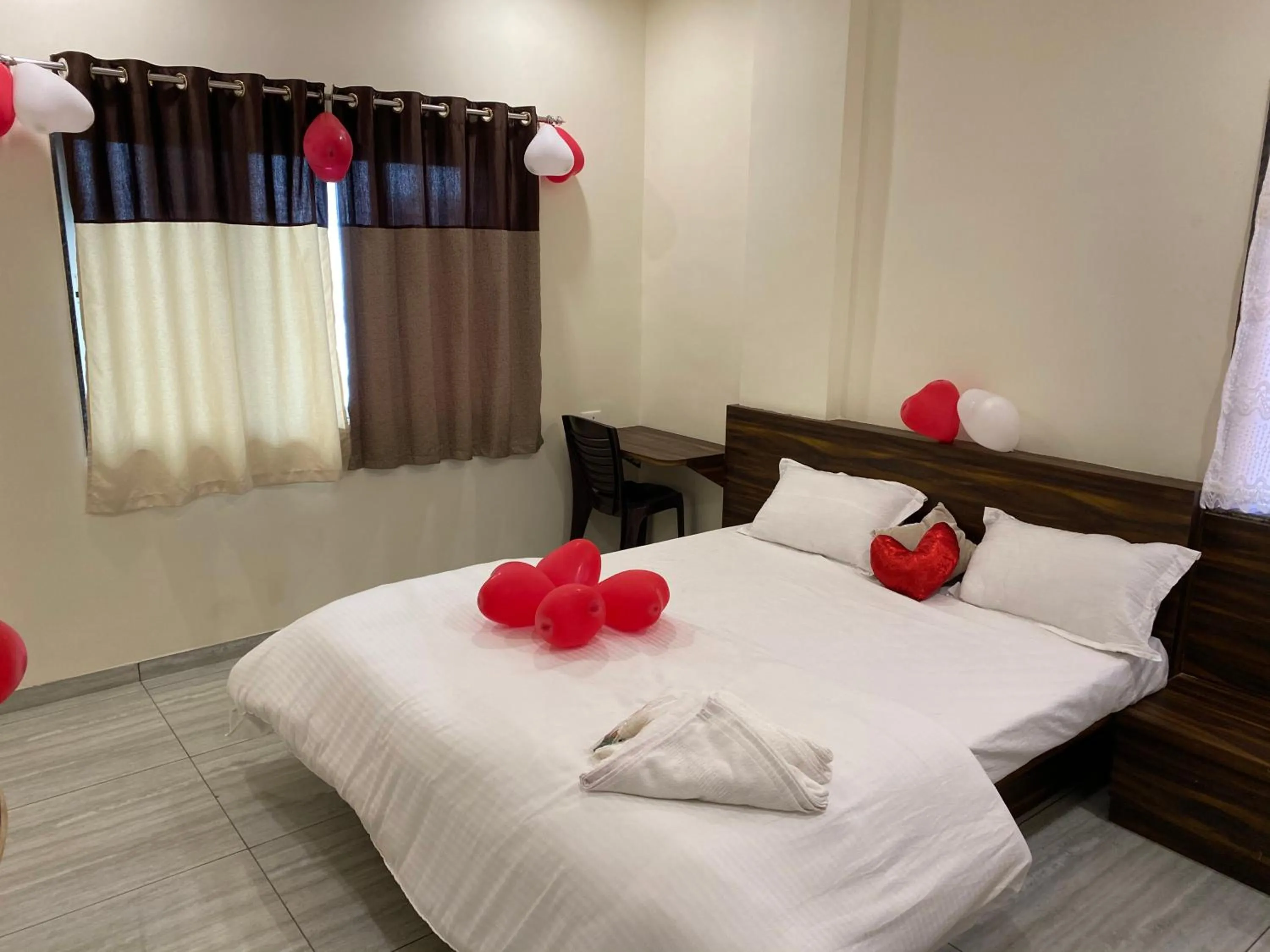 Bedroom, Bed in Galaxy Residency, Panchgani - MTDC Approved