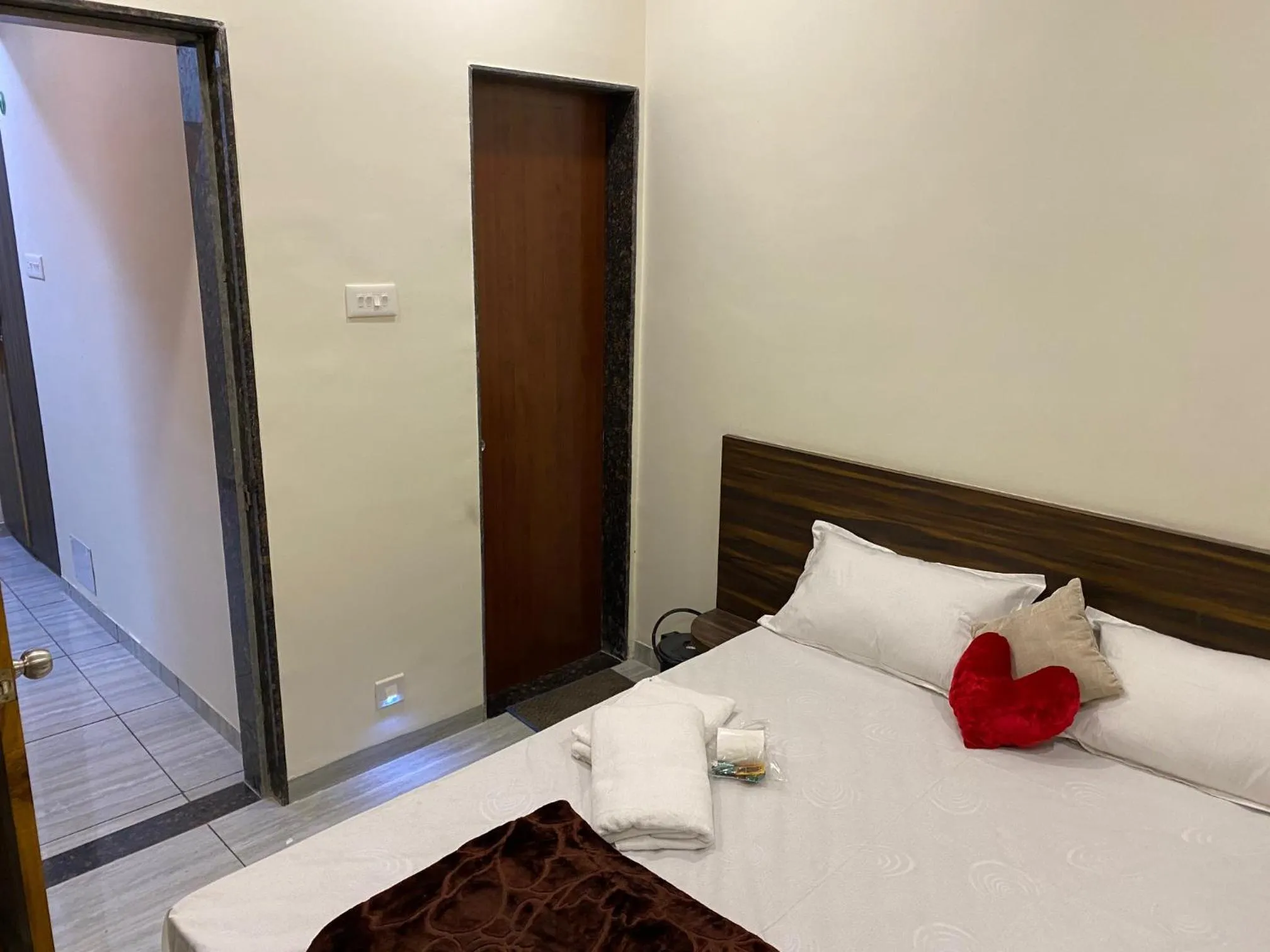 Bedroom, Bed in Galaxy Residency, Panchgani - MTDC Approved