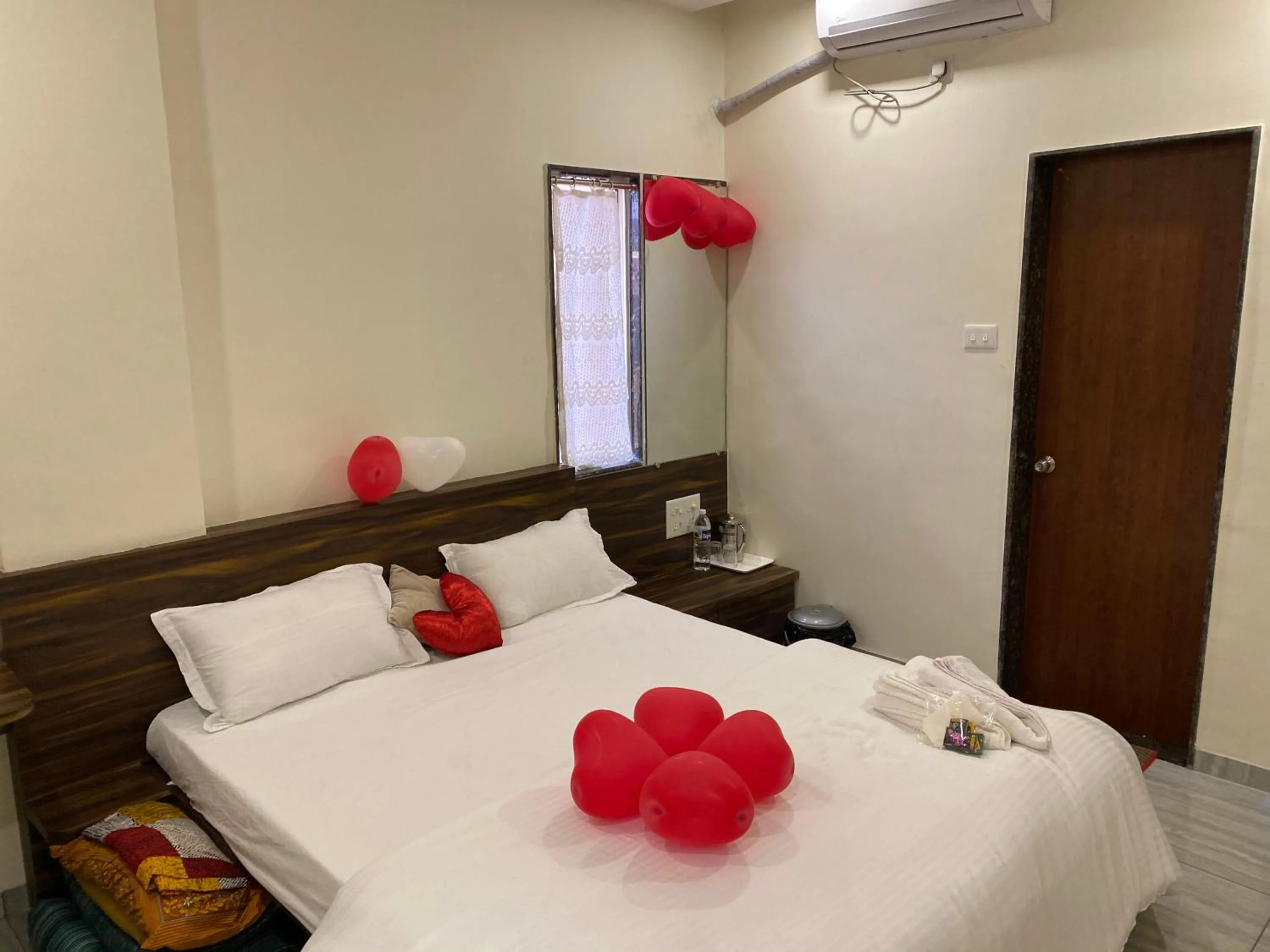 Bedroom, Bed in Galaxy Residency, Panchgani - MTDC Approved