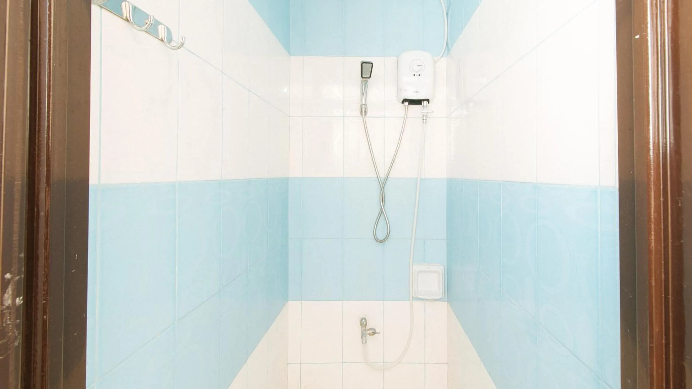 Shower in RedDoorz @ FDB Homes Nueva Ecija