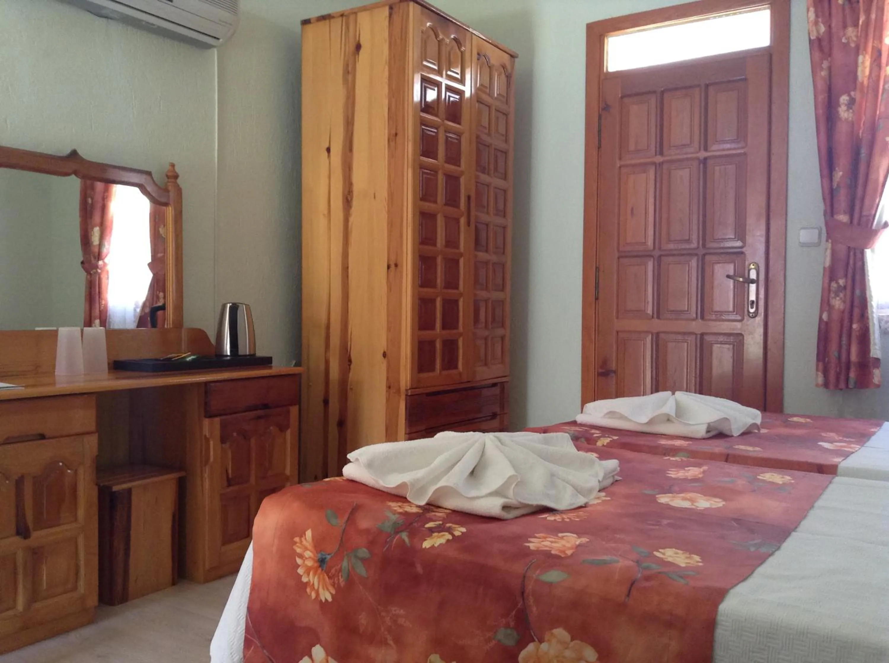 Photo of the whole room, Bed in Dalyan YUNUS HOTEL