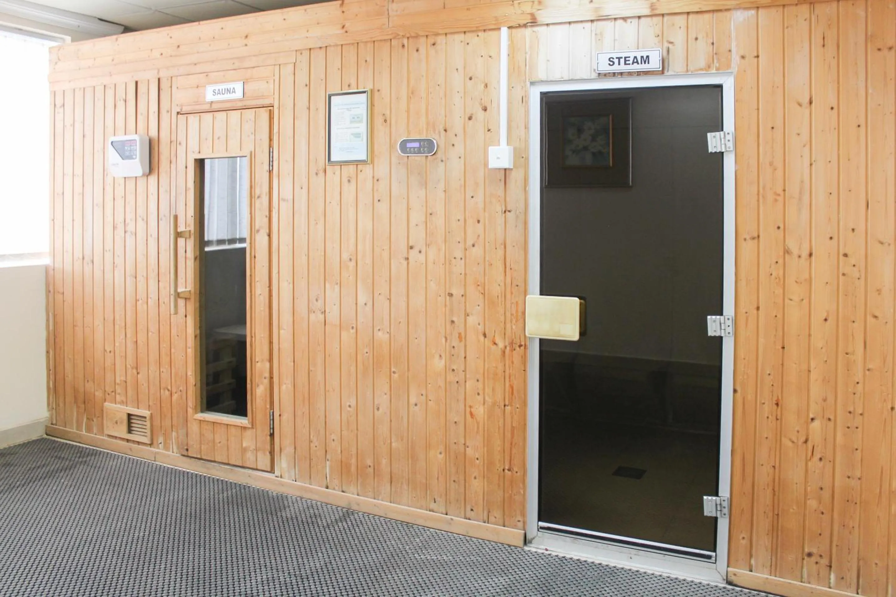 Area and facilities in Clifton International Hotel